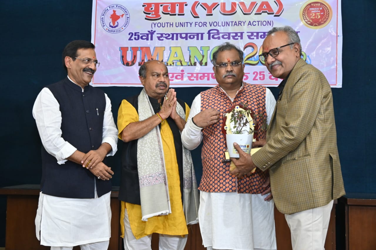At the silver jubilee celebration of the 'Yuva' organization, Odissi and Chhattisgarhi folk dances captivated the audience.  The chief guests were Kedar Gupta, Chairman of Apex Bank, and MLA Purandar Mishra.  M. Rajiv, founder of Yuva, was also present. Raipur, Chhattisgarh, Khabargali.