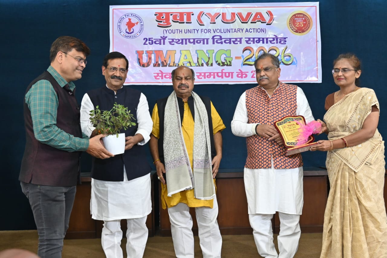 At the silver jubilee celebration of the 'Yuva' organization, Odissi and Chhattisgarhi folk dances captivated the audience.  The chief guests were Kedar Gupta, Chairman of Apex Bank, and MLA Purandar Mishra.  M. Rajiv, founder of Yuva, was also present. Raipur, Chhattisgarh, Khabargali.