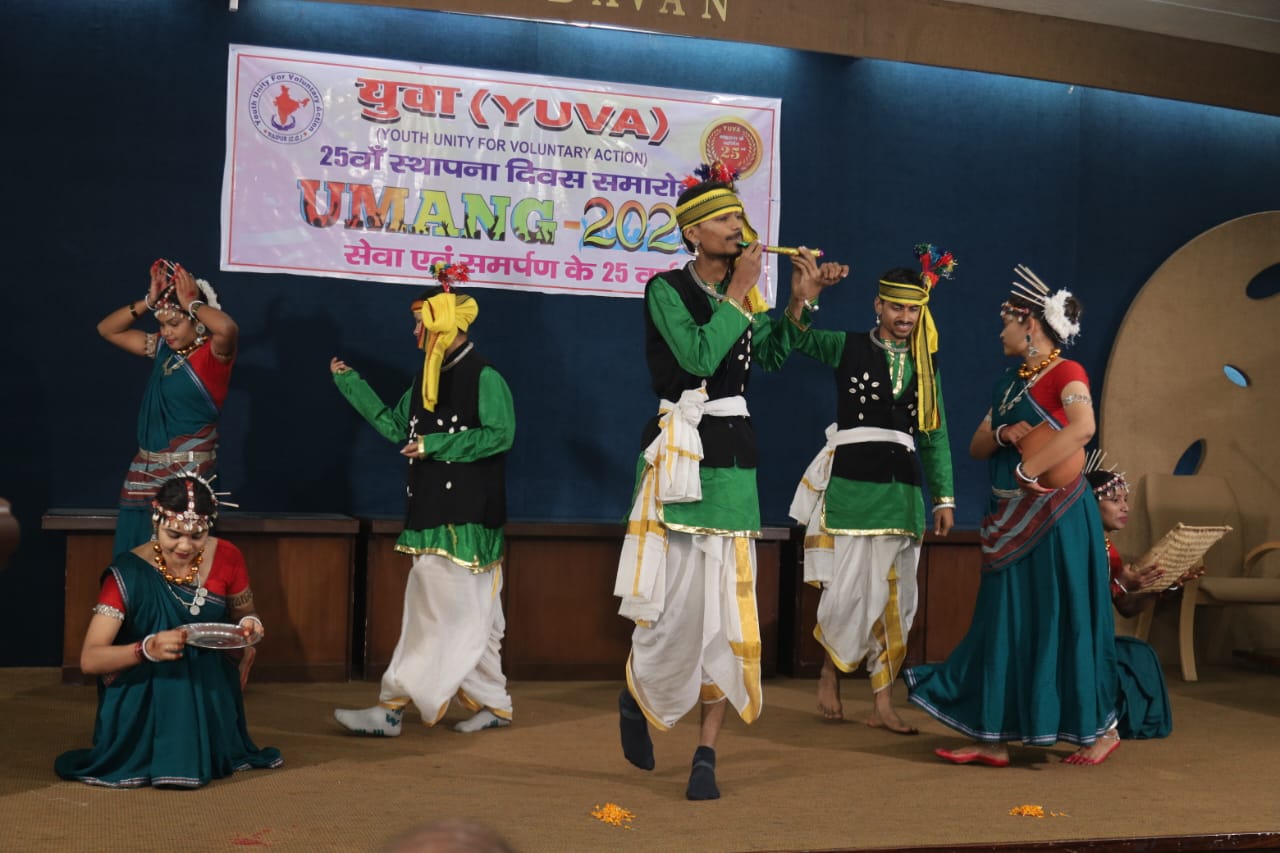 At the silver jubilee celebration of the 'Yuva' organization, Odissi and Chhattisgarhi folk dances captivated the audience.  The chief guests were Kedar Gupta, Chairman of Apex Bank, and MLA Purandar Mishra.  M. Rajiv, founder of Yuva, was also present. Raipur, Chhattisgarh, Khabargali.