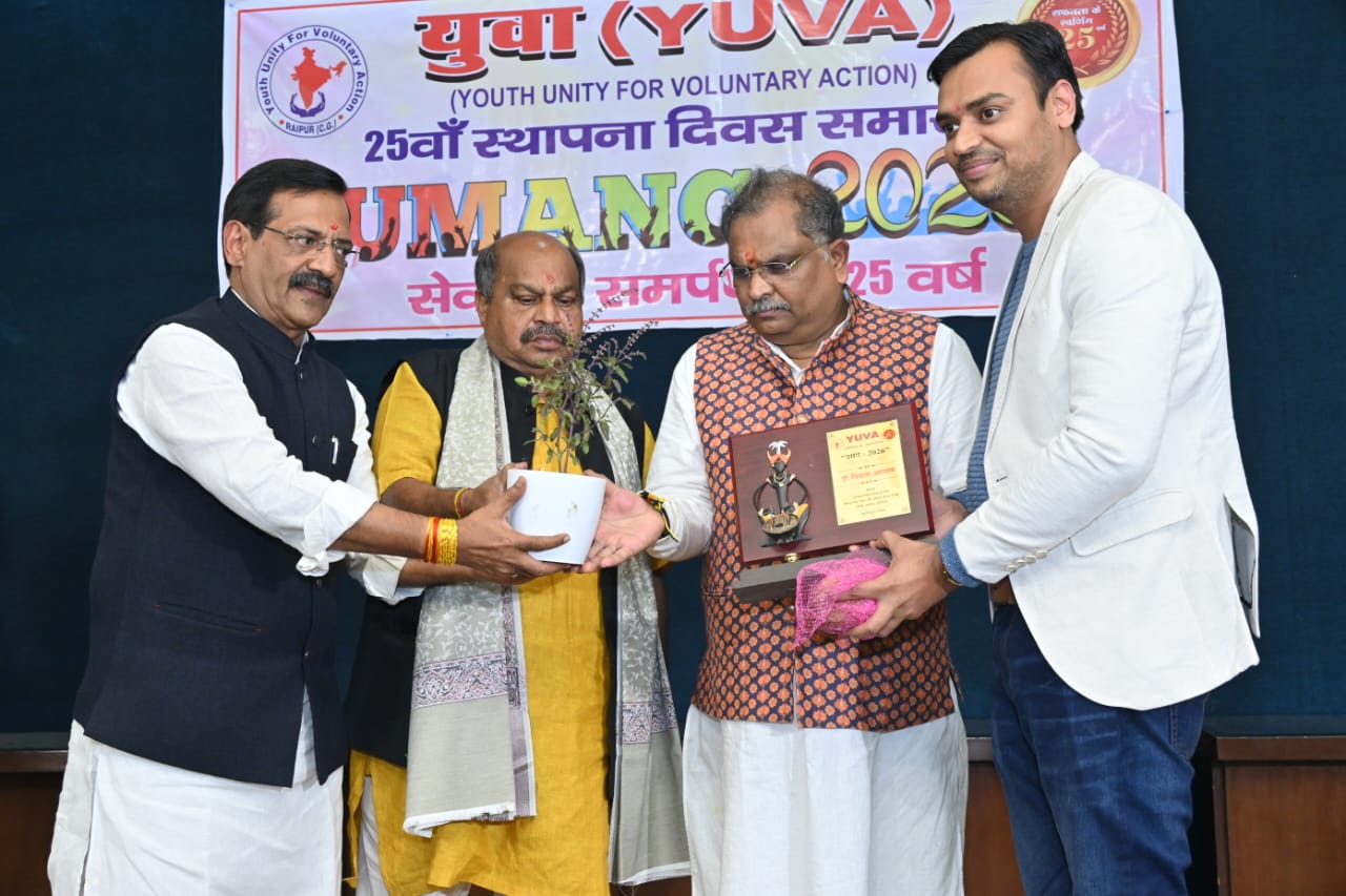 At the silver jubilee celebration of the 'Yuva' organization, Odissi and Chhattisgarhi folk dances captivated the audience.  The chief guests were Kedar Gupta, Chairman of Apex Bank, and MLA Purandar Mishra.  M. Rajiv, founder of Yuva, was also present. Raipur, Chhattisgarh, Khabargali.