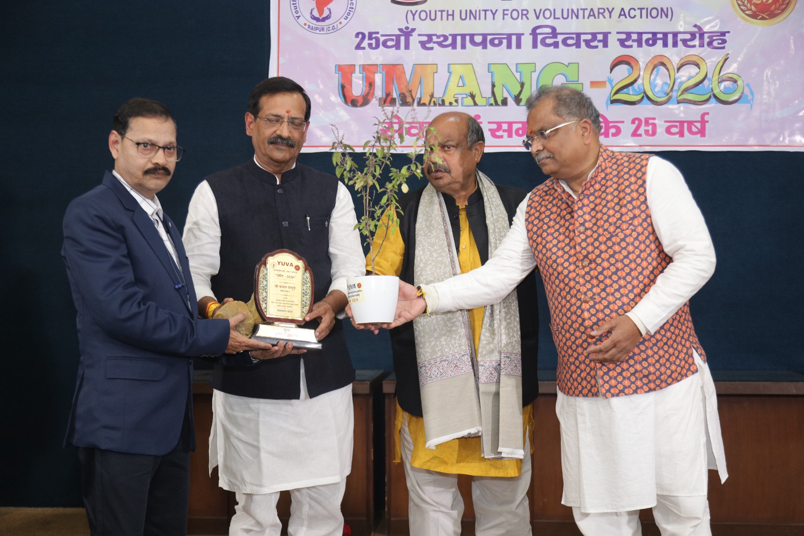 At the silver jubilee celebration of the 'Yuva' organization, Odissi and Chhattisgarhi folk dances captivated the audience.  The chief guests were Kedar Gupta, Chairman of Apex Bank, and MLA Purandar Mishra.  M. Rajiv, founder of Yuva, was also present. Raipur, Chhattisgarh, Khabargali.