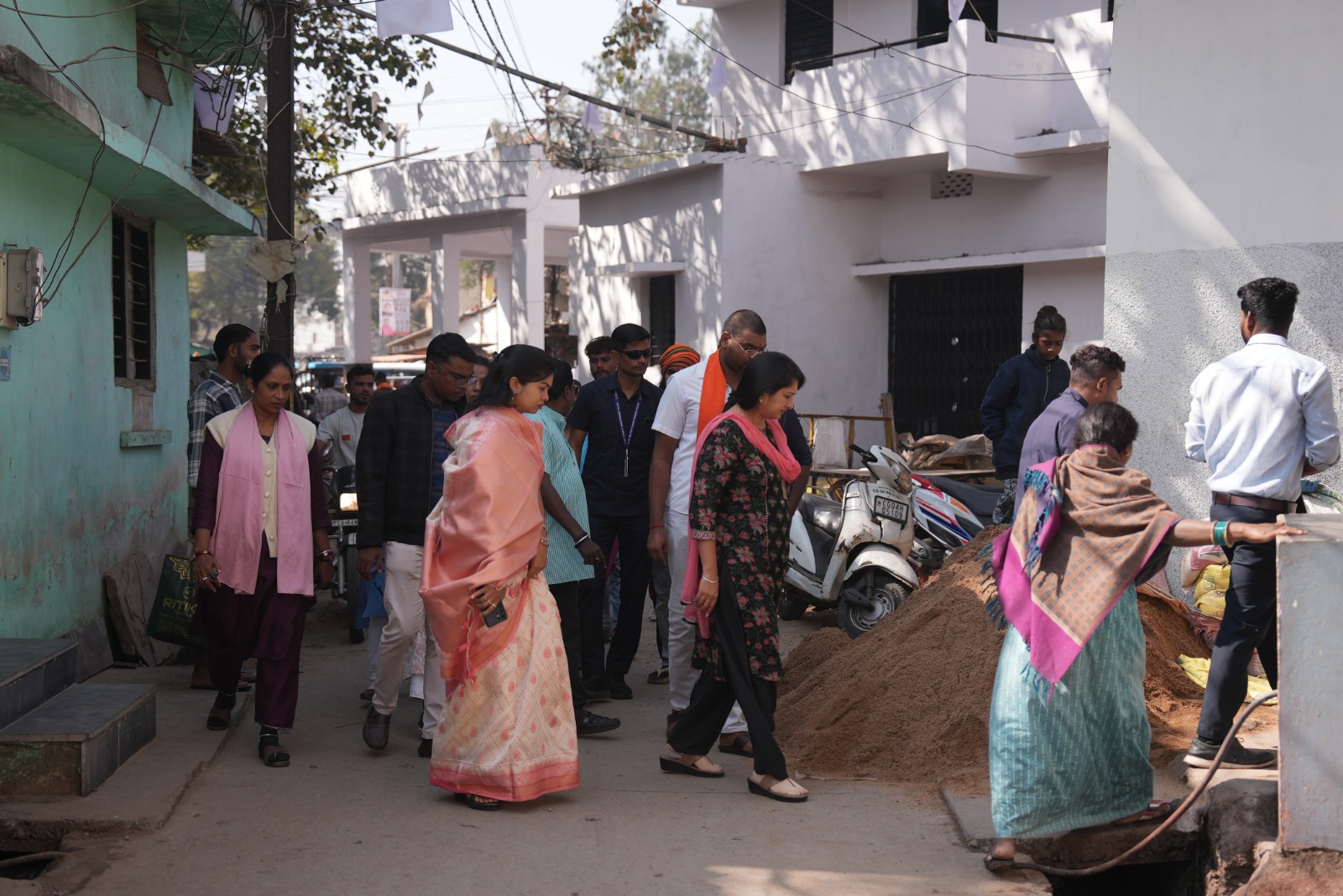 The Child Commission is on alert regarding the child abuse case.  The victim was met on the 17th, and a report will be submitted to the commission on the 22nd. The victim is receiving treatment, and the commission is monitoring the situation. Commission Chairperson Dr. Varnika Sharma is in constant contact. Raipur, Chhattisgarh, Khabargali.