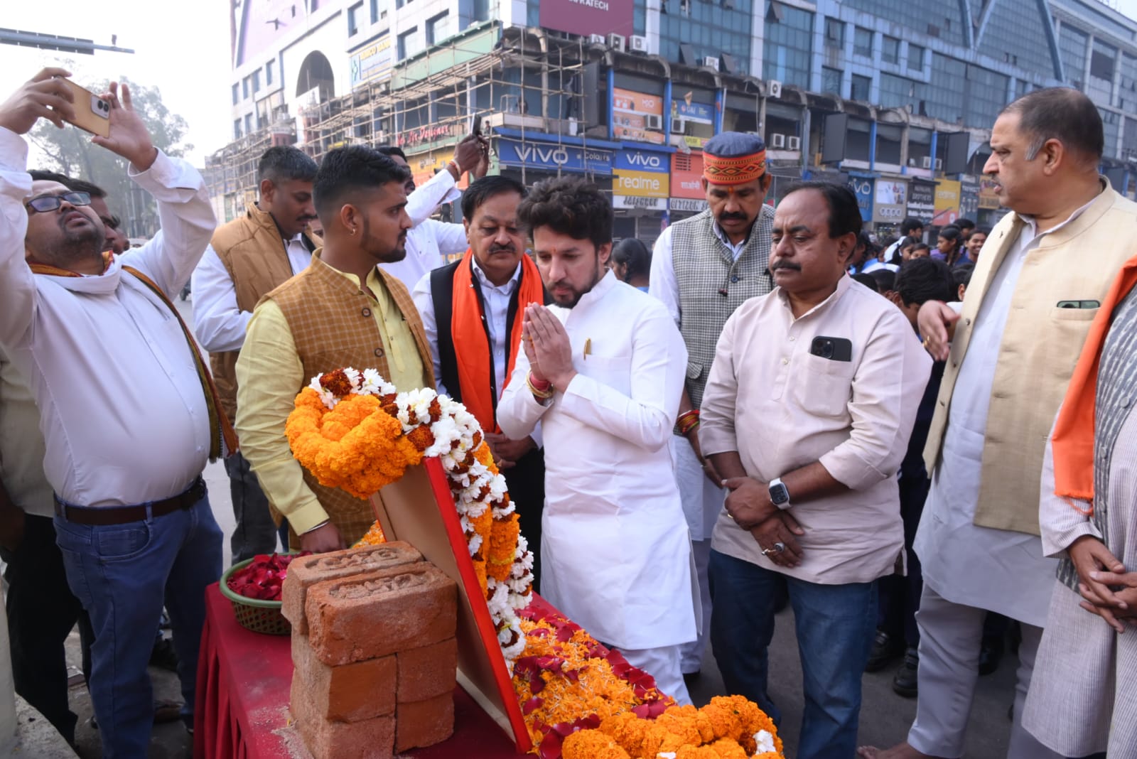 Jai Hind' slogans echoed in Raipur: A grand student rally was held on the birth anniversary of Netaji Subhas Chandra Bose, and a demand was raised for the beautification of Station Chowk. The event was jointly organized by the Municipal Corporation's Culture Department Zones 2 and 4 and the Chhattisgarh Youth Service Organization.  Freedom fighters late Netaji Kanhaiya Lal Bajari and late Shri Govind Sharma 'Pammi', along with Praful Vishwakarma, Chairman of the Chhattisgarh State Iron Craftsmen Development Board, and Sonu Sharma, were present. Chhattisgarh, Khabargali