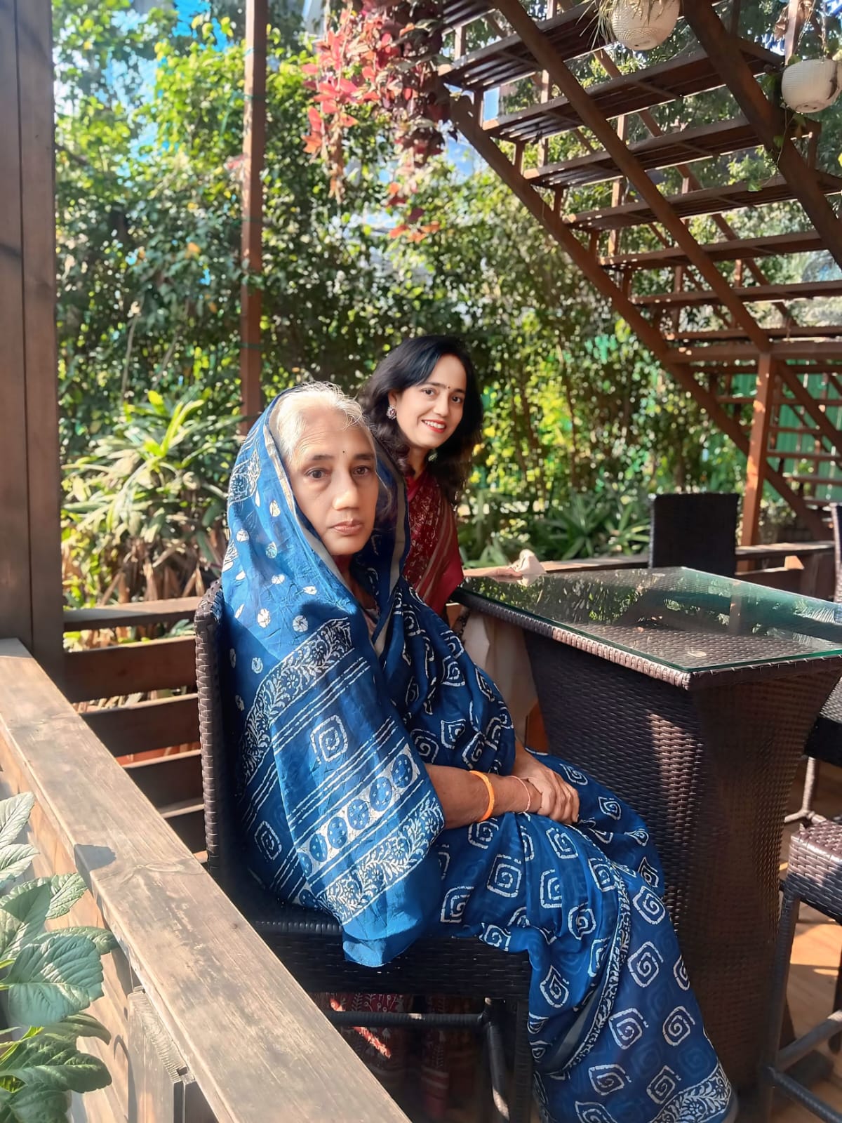 Smita Singh, an embodiment of sacrifice and service, left her government job to shape the future of the underprivileged. Through the Shakuntala Foundation, she has brought about revolutionary changes in the fields of health, women's empowerment, and support for people with disabilities. Raipur, Chhattisgarh, Khabargali.