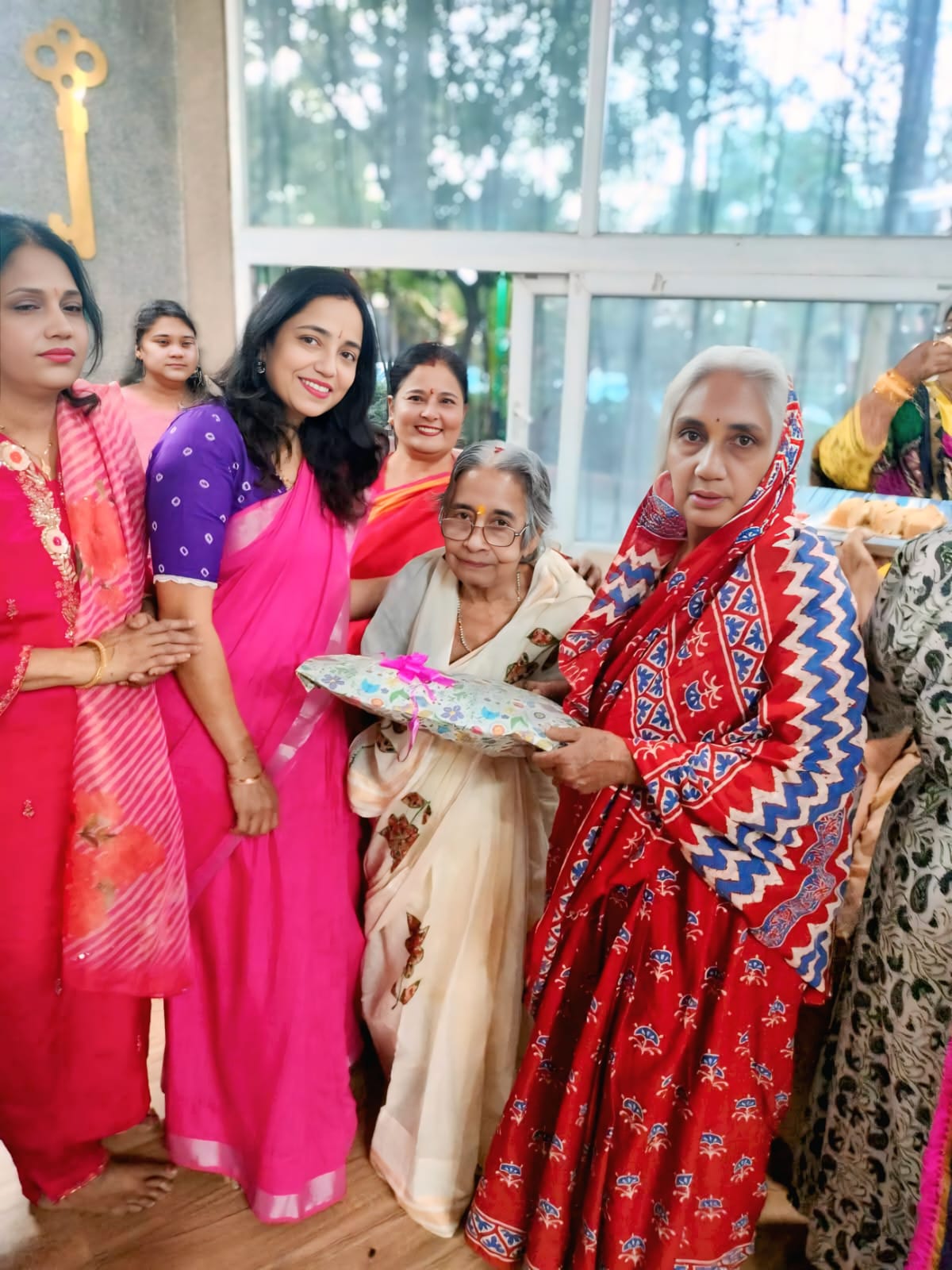 Smita Singh, an embodiment of sacrifice and service, left her government job to shape the future of the underprivileged. Through the Shakuntala Foundation, she has brought about revolutionary changes in the fields of health, women's empowerment, and support for people with disabilities. Raipur, Chhattisgarh, Khabargali.