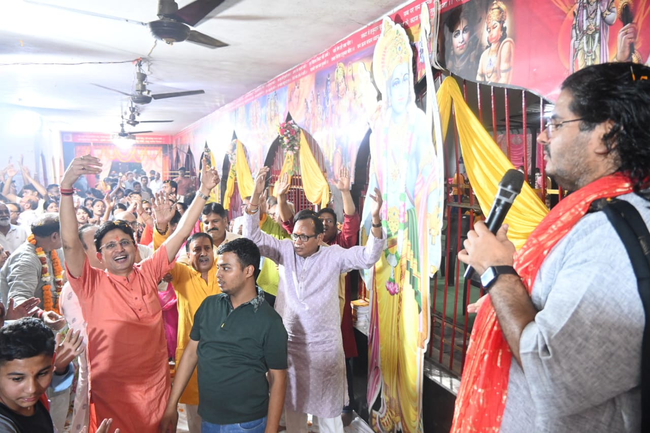 Mahashivratri celebrations in Raipur, devotees danced to the hymns of Lallu Maharaj, Chintahar Hanuman Temple in Chaubey Colony was filled with flowers, Chhattisgarh, Khabargali