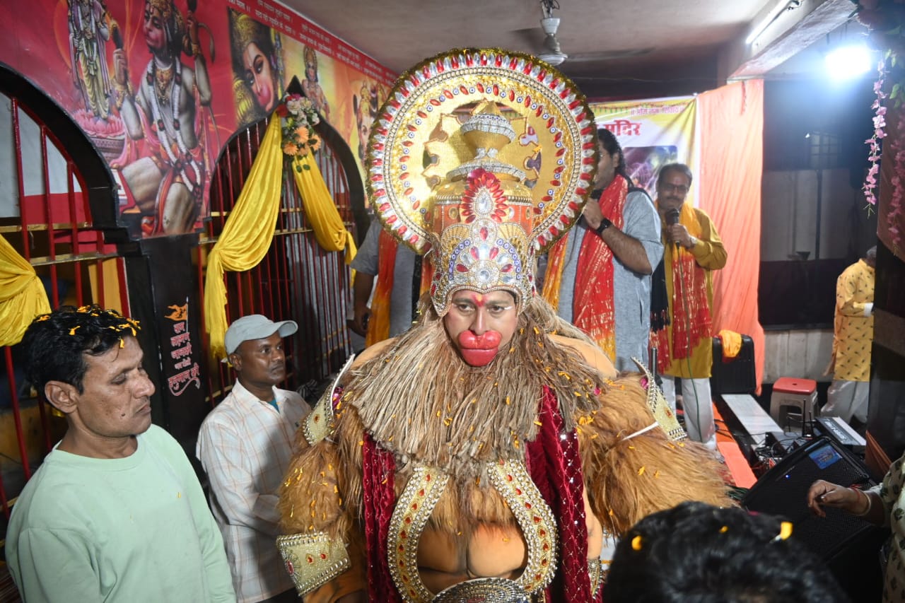Mahashivratri celebrations in Raipur, devotees danced to the hymns of Lallu Maharaj, Chintahar Hanuman Temple in Chaubey Colony was filled with flowers, Chhattisgarh, Khabargali