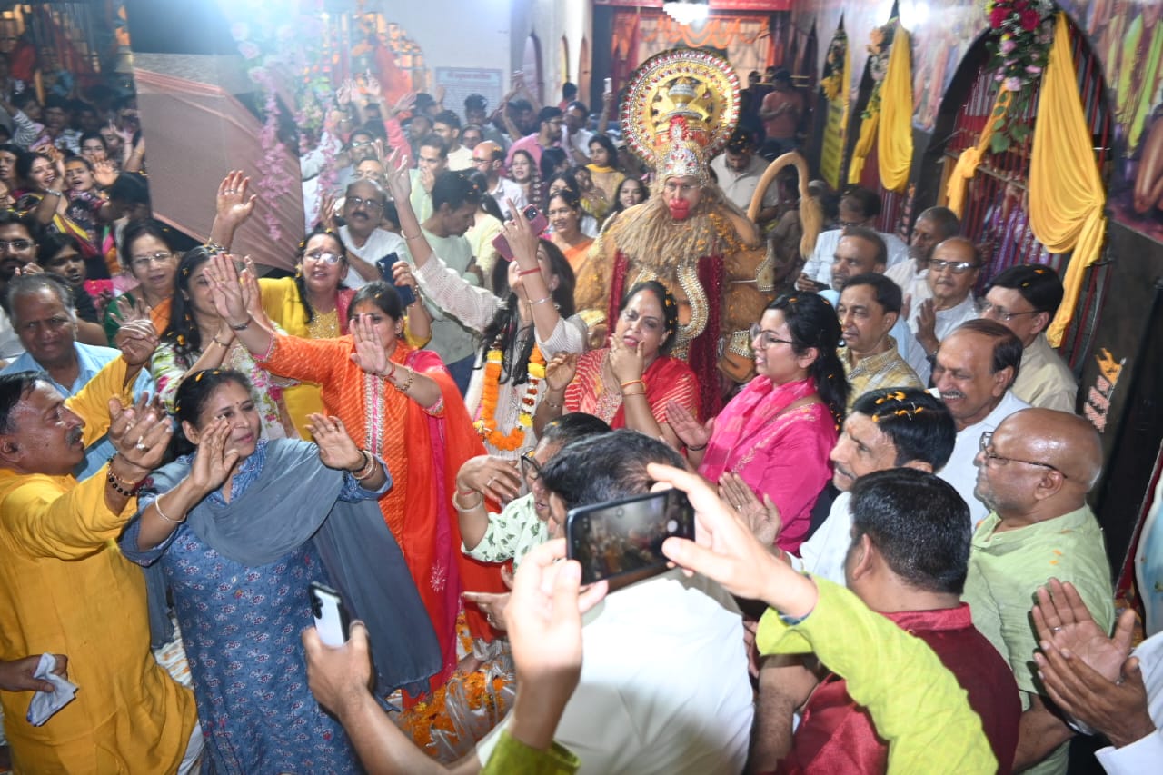 Mahashivratri celebrations in Raipur, devotees danced to the hymns of Lallu Maharaj, Chintahar Hanuman Temple in Chaubey Colony was filled with flowers, Chhattisgarh, Khabargali