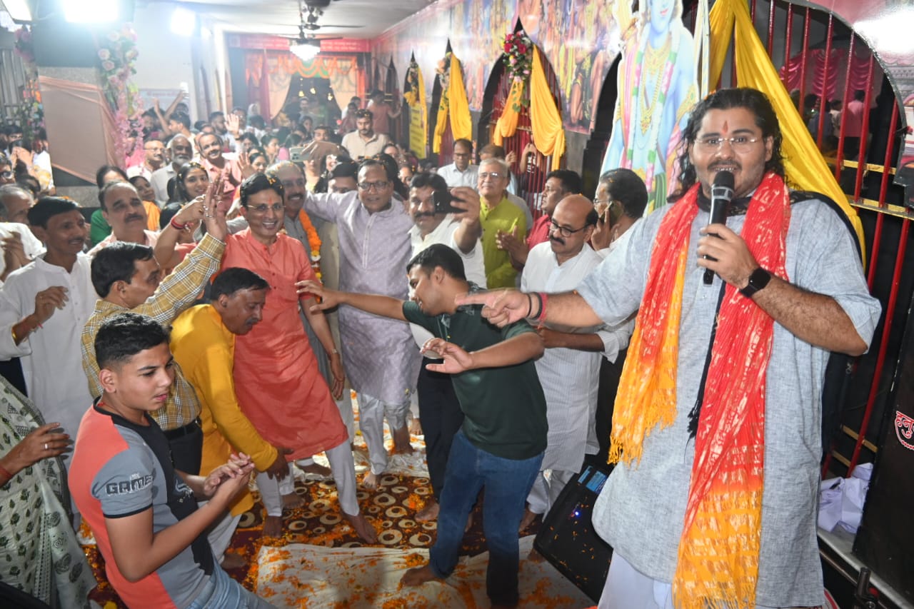 Mahashivratri celebrations in Raipur, devotees danced to the hymns of Lallu Maharaj, Chintahar Hanuman Temple in Chaubey Colony was filled with flowers, Chhattisgarh, Khabargali