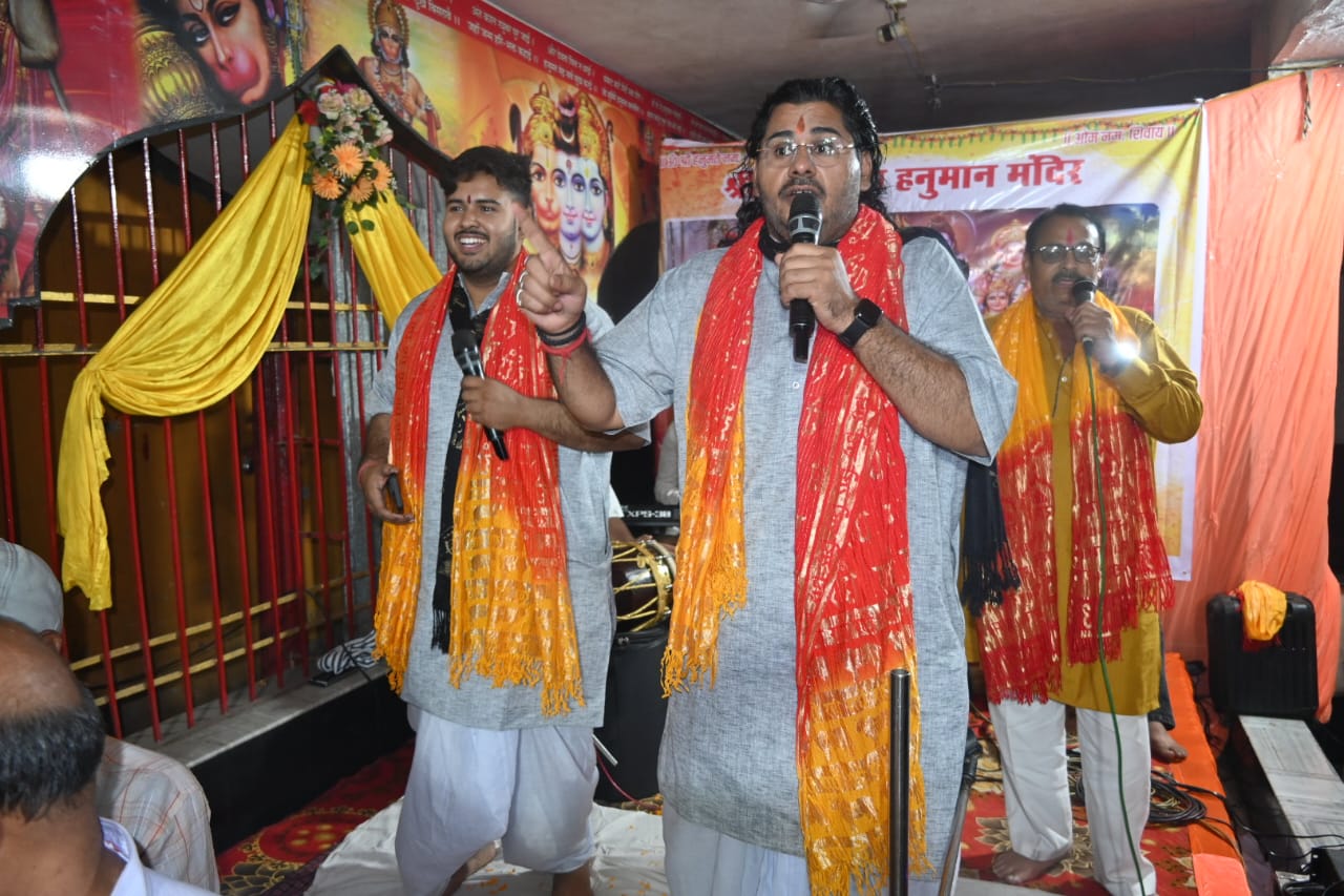 Mahashivratri celebrations in Raipur, devotees danced to the hymns of Lallu Maharaj, Chintahar Hanuman Temple in Chaubey Colony was filled with flowers, Chhattisgarh, Khabargali