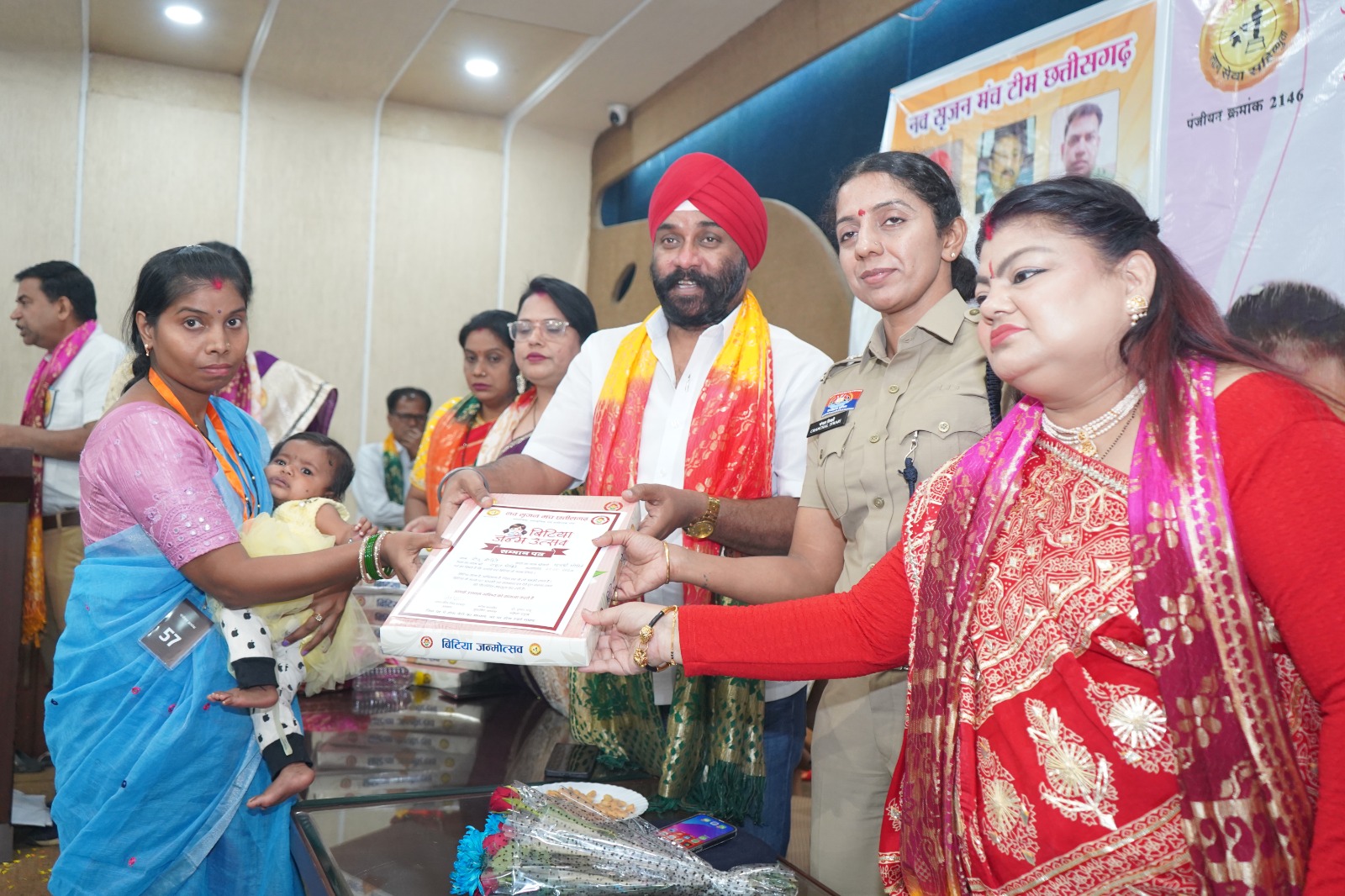 A Magnificent Confluence of Kanya Pujan,During Navratri A Grand Welcome Accorded to 151 Daughters Aged Between 10 Days and 6 Months and Their Parents. The 'Bitiya Janmotsav' Has Been Organized for 12 Years by the Navsrijan Manch. Dignitaries Present Included Varnika Sharma Chairperson, Child Rights Protection Commission, Amarjeet Singh Chhabra Chairperson, State Minorities Commission, Senior Police Officer IPS Chanchal Tiwari, and Social Worker Neetu Singh. Raipur, Chhattisgarh,Khabargali