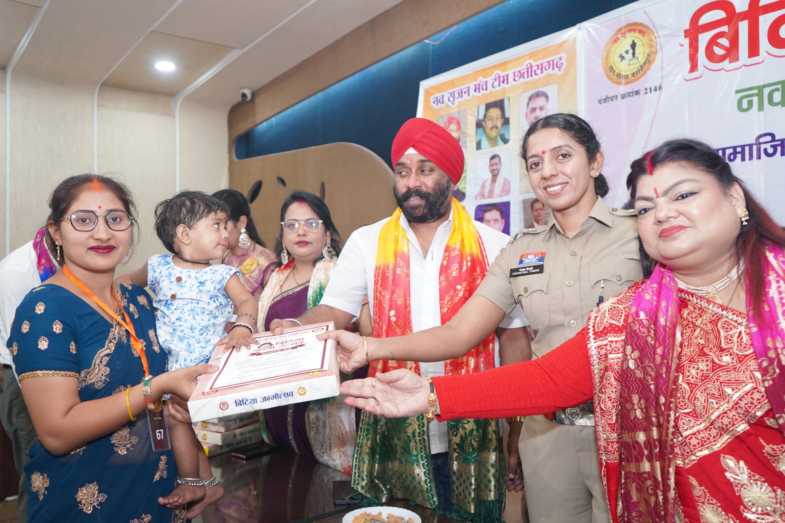 A Magnificent Confluence of Kanya Pujan,During Navratri A Grand Welcome Accorded to 151 Daughters Aged Between 10 Days and 6 Months and Their Parents. The 'Bitiya Janmotsav' Has Been Organized for 12 Years by the Navsrijan Manch. Dignitaries Present Included Varnika Sharma Chairperson, Child Rights Protection Commission, Amarjeet Singh Chhabra Chairperson, State Minorities Commission, Senior Police Officer IPS Chanchal Tiwari, and Social Worker Neetu Singh. Raipur, Chhattisgarh,Khabargali
