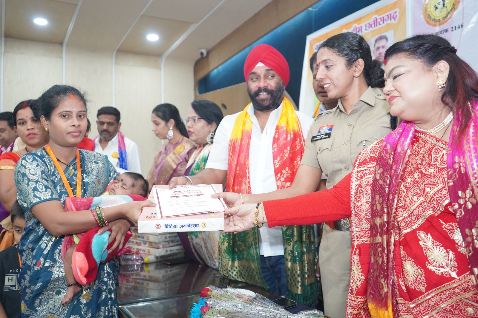 A Magnificent Confluence of Kanya Pujan,During Navratri A Grand Welcome Accorded to 151 Daughters Aged Between 10 Days and 6 Months and Their Parents. The 'Bitiya Janmotsav' Has Been Organized for 12 Years by the Navsrijan Manch. Dignitaries Present Included Varnika Sharma Chairperson, Child Rights Protection Commission, Amarjeet Singh Chhabra Chairperson, State Minorities Commission, Senior Police Officer IPS Chanchal Tiwari, and Social Worker Neetu Singh. Raipur, Chhattisgarh,Khabargali