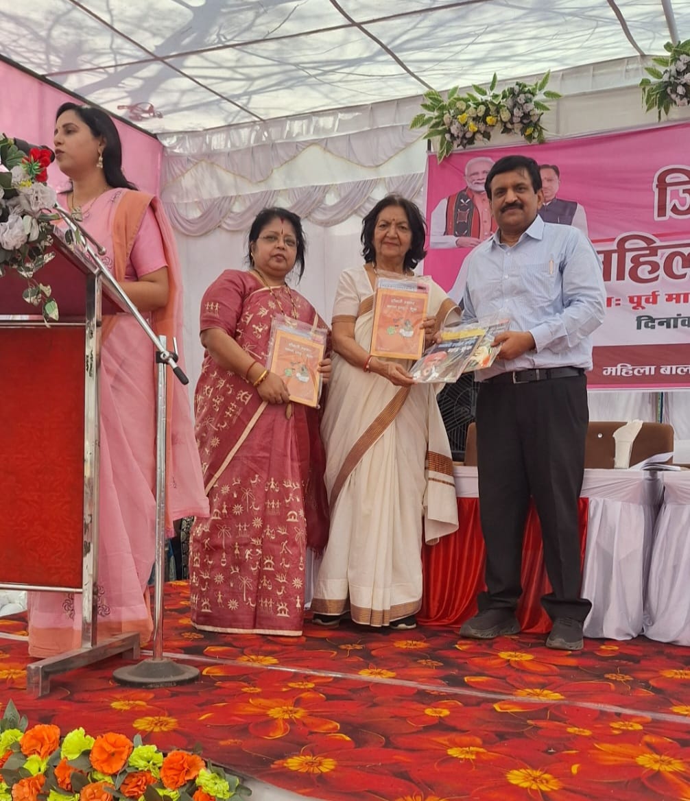 Women should remain aware of their rights.  Dr. Dinesh Mishra, Ophthalmologist and President of the Superstition Eradication Committee, delivering a lecture at the District Women's Awareness Camp, Raipur, Chhattisgarh,Khabargali