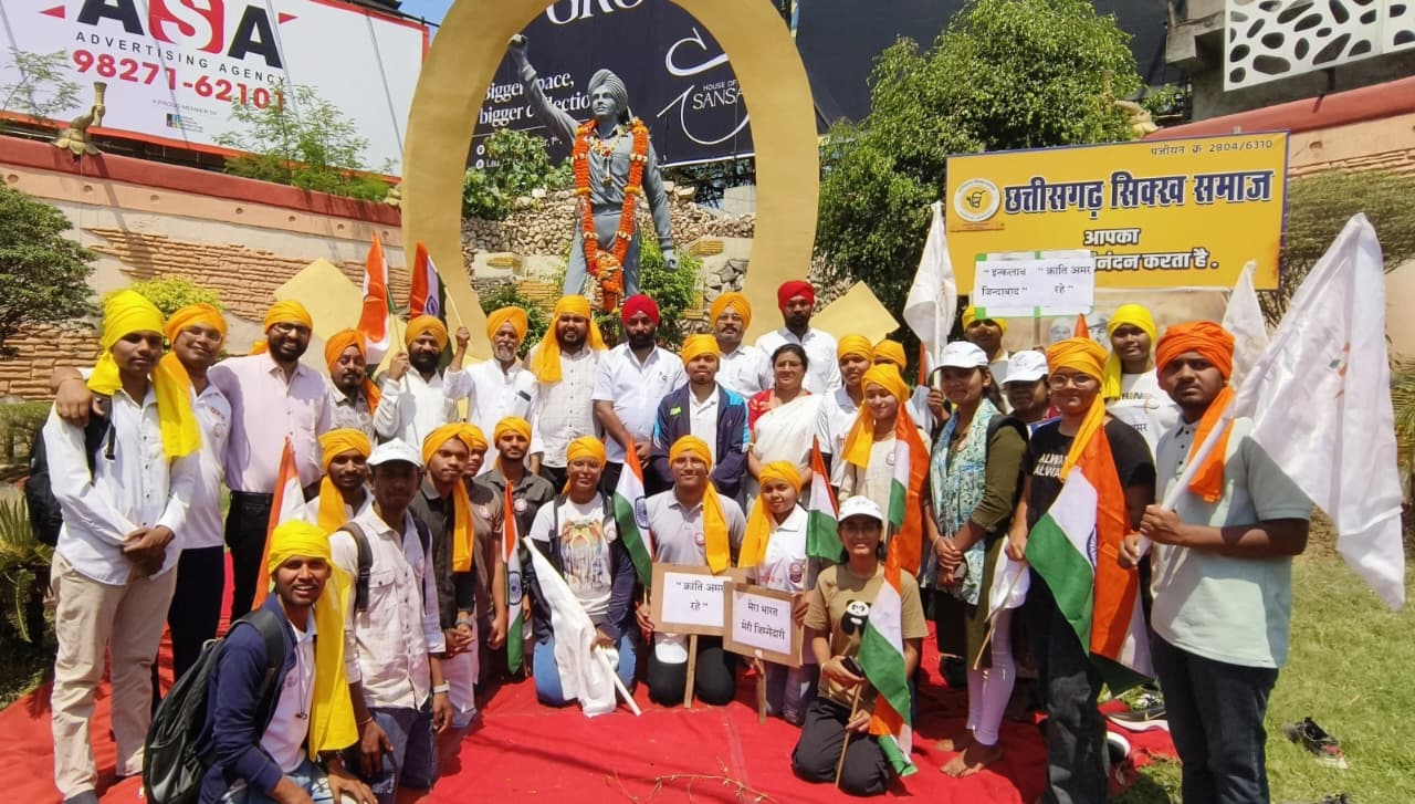 On Martyrs' Day, the slogan 'Inquilab' reverberated across Raipur; through the 'My Bharat, My Responsibility' foot march, the youth paid tribute to the martyrs. Upholding the principle of 'Nation Foremost,' a grand wreath-laying ceremony was held on the 97th martyrdom anniversary of Bhagat Singh, Sukhdev, and Rajguru. The foot march proceeded under the leadership of Amarjeet Singh Chhabra, wherein students from Durga, Science, and Gurukul Colleges pledged their commitment to nation-building. Chhattisgarh | 
