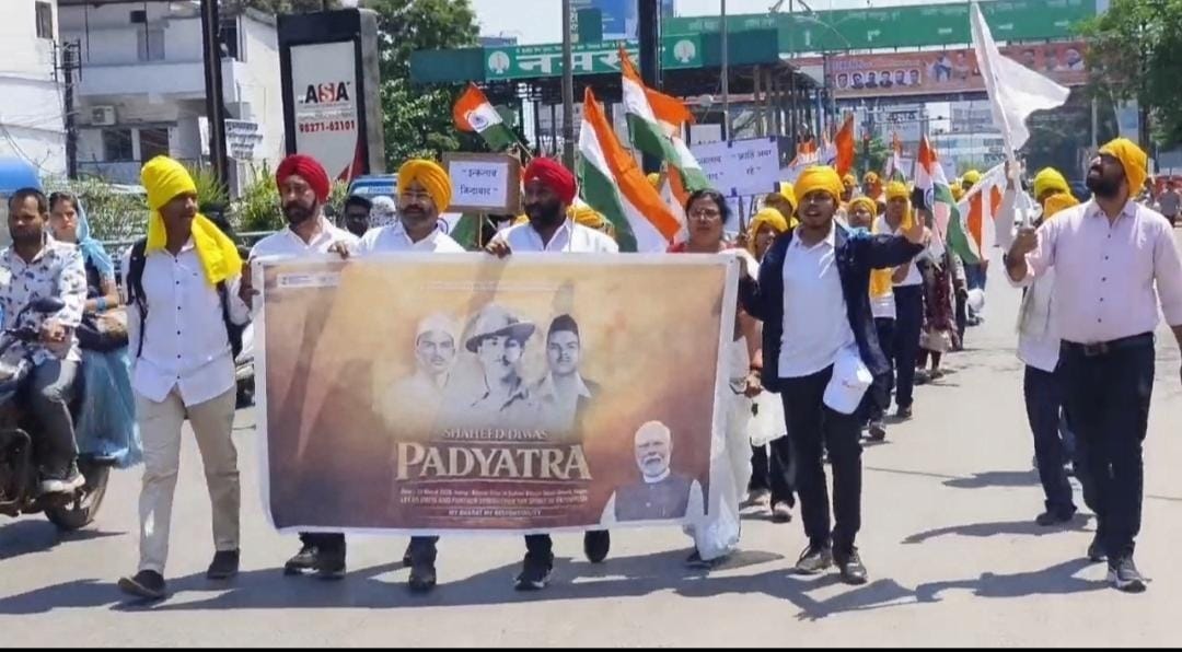 On Martyrs' Day, the slogan 'Inquilab' reverberated across Raipur; through the 'My Bharat, My Responsibility' foot march, the youth paid tribute to the martyrs. Upholding the principle of 'Nation Foremost,' a grand wreath-laying ceremony was held on the 97th martyrdom anniversary of Bhagat Singh, Sukhdev, and Rajguru. The foot march proceeded under the leadership of Amarjeet Singh Chhabra, wherein students from Durga, Science, and Gurukul Colleges pledged their commitment to nation-building. Chhattisgarh | 
