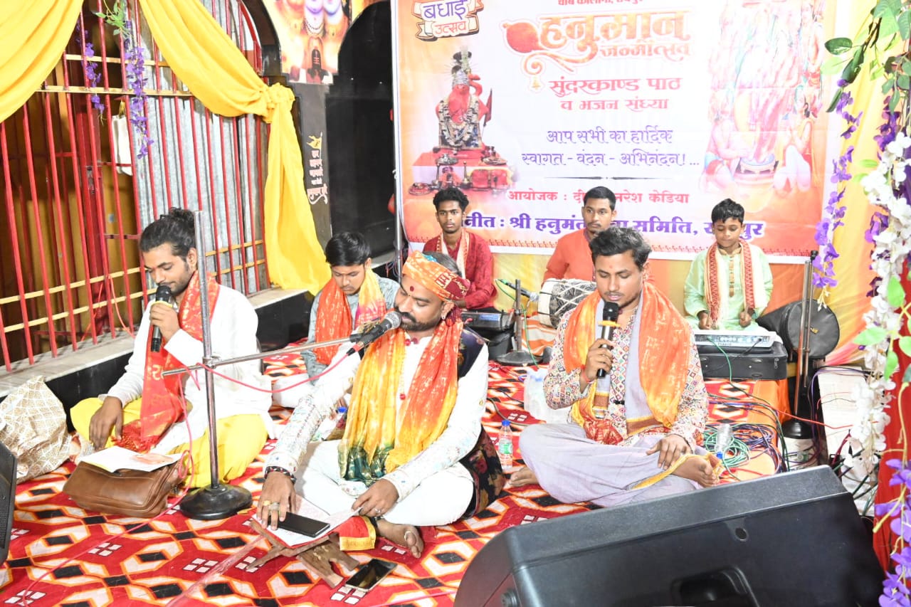 Celebration of birth anniversary at Shri Chintahar Hanuman Temple in Chaubey Colony: 1000 devotees recited Chalisa together, devotees danced to the hymns, crowd gathered to see Hanuman Ji seated in the cradle swing, Bhajan singer Sachin Gupta and party, organiser Deepak Naresh Kedia, Raipur, Chhattisgarh, Khabargali