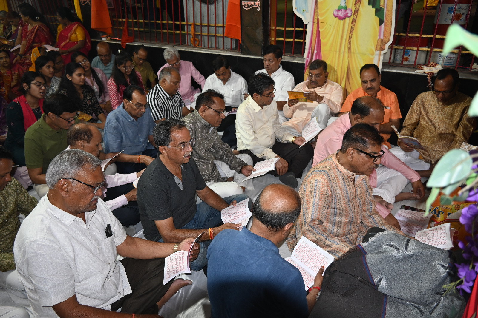 Celebration of birth anniversary at Shri Chintahar Hanuman Temple in Chaubey Colony: 1000 devotees recited Chalisa together, devotees danced to the hymns, crowd gathered to see Hanuman Ji seated in the cradle swing, Bhajan singer Sachin Gupta and party, organiser Deepak Naresh Kedia, Raipur, Chhattisgarh, Khabargali