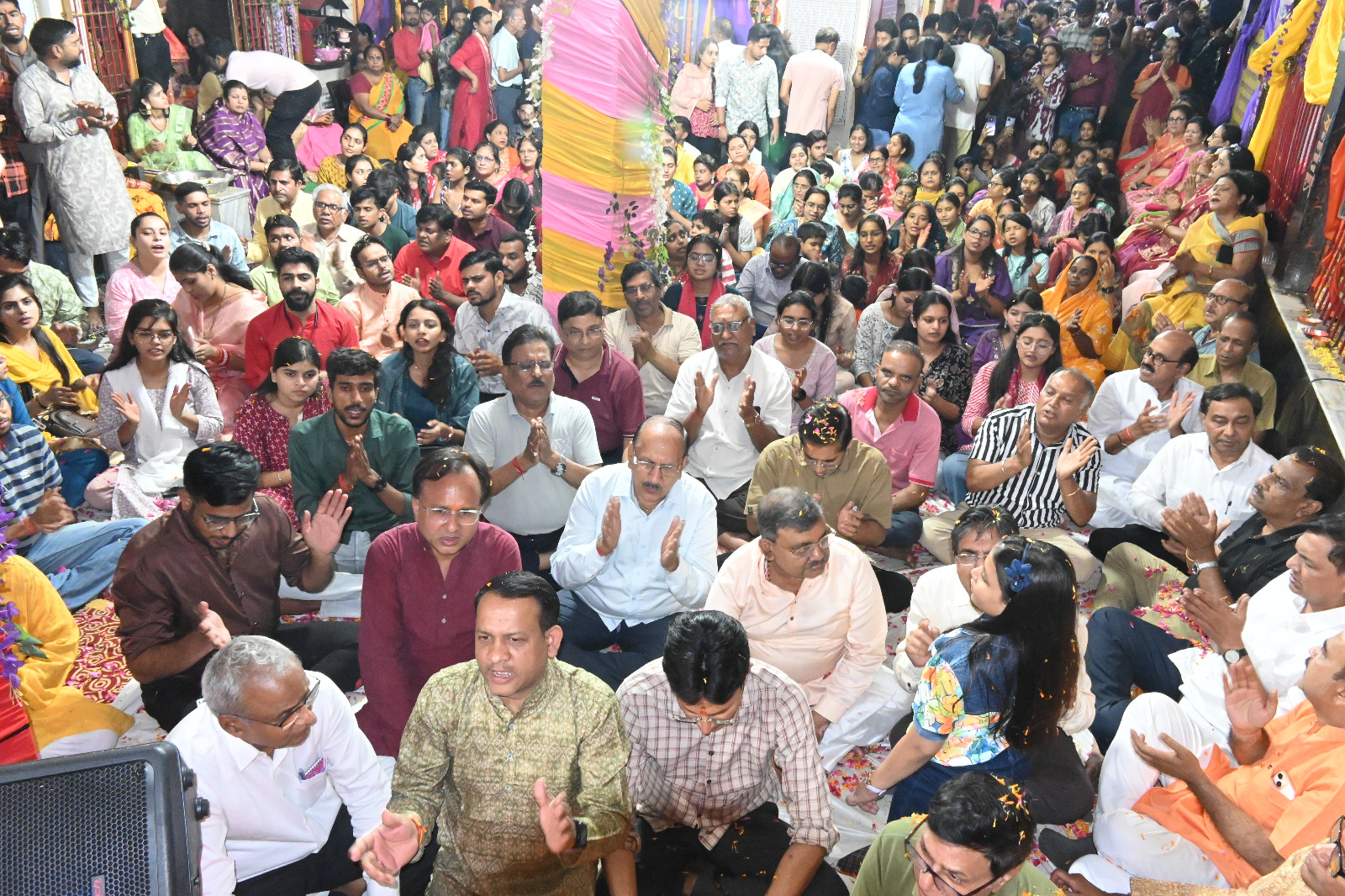 Celebration of birth anniversary at Shri Chintahar Hanuman Temple in Chaubey Colony: 1000 devotees recited Chalisa together, devotees danced to the hymns, crowd gathered to see Hanuman Ji seated in the cradle swing, Bhajan singer Sachin Gupta and party, organiser Deepak Naresh Kedia, Raipur, Chhattisgarh, Khabargali