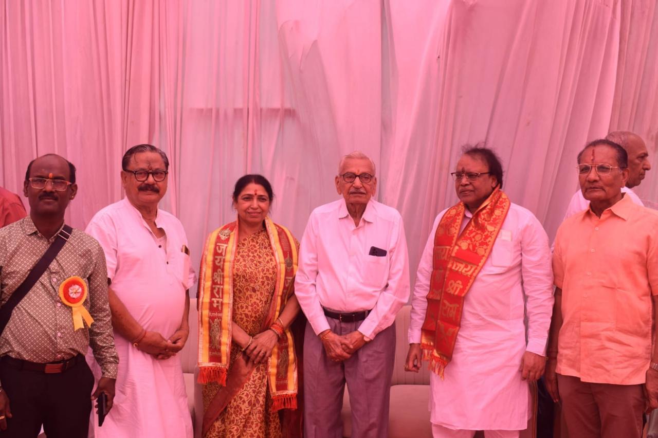 A wave of faith surged at the Shri Dakshinmukhi Hanuman Temple in Bhanpuri, eminent personalities along with thousands of workers took part in the Bhandara Prasad, according to the temple committee chairman U.N. Agarwal, Raipur Khabargali.