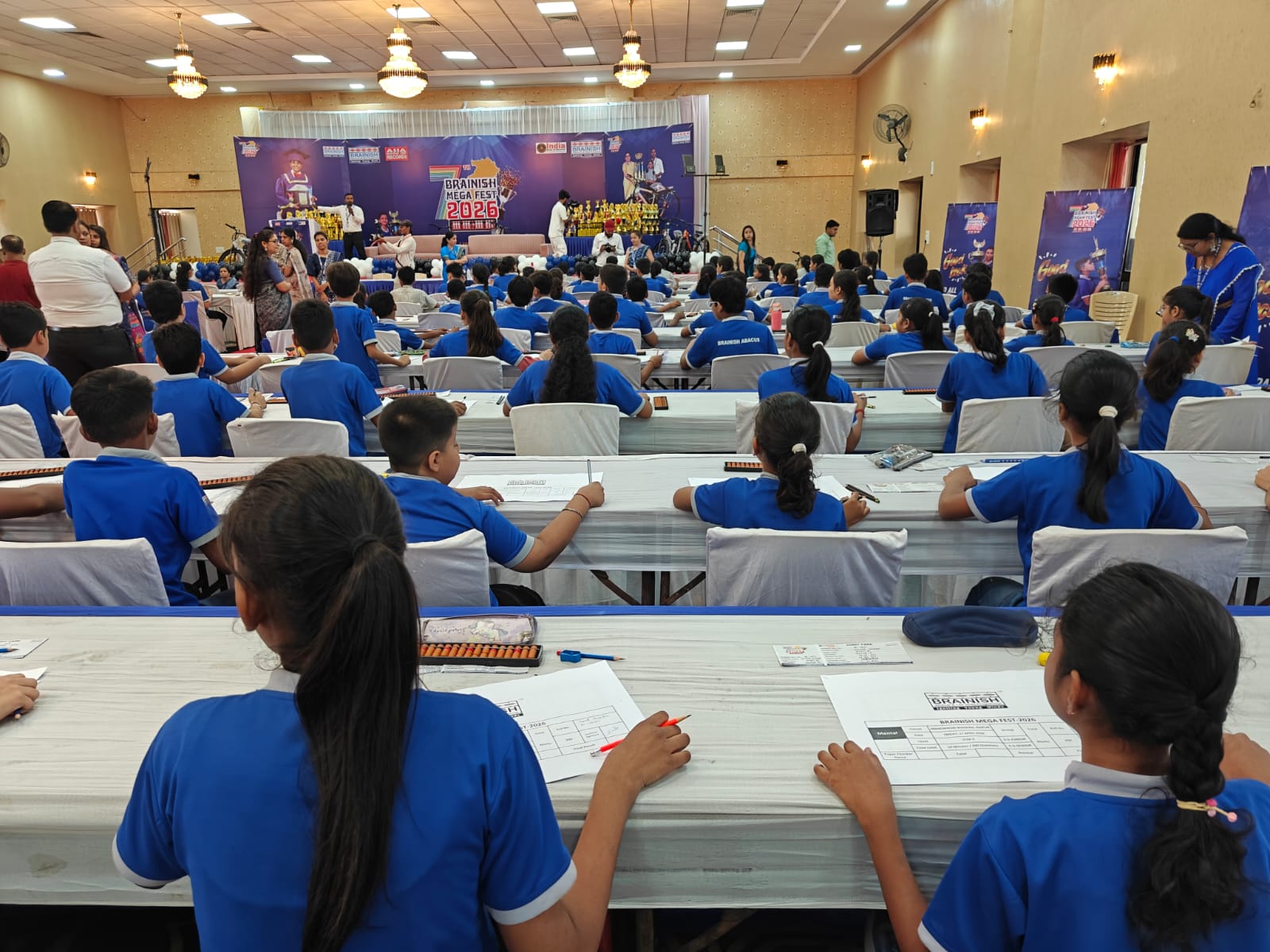 Raipur children showed the power of 'Human Calculator', Shailendra Nagar children hoisted the flag of success in Brainish Abacus Megafest, Vedika Sundarani, Aaradhya Chauhan became 'Champions', Master Trainer of Brainish Abacus Mrs. Deepa Shukla and Trainer Mrs. Sapna Rathore, Chhattisgarh, Khabargali