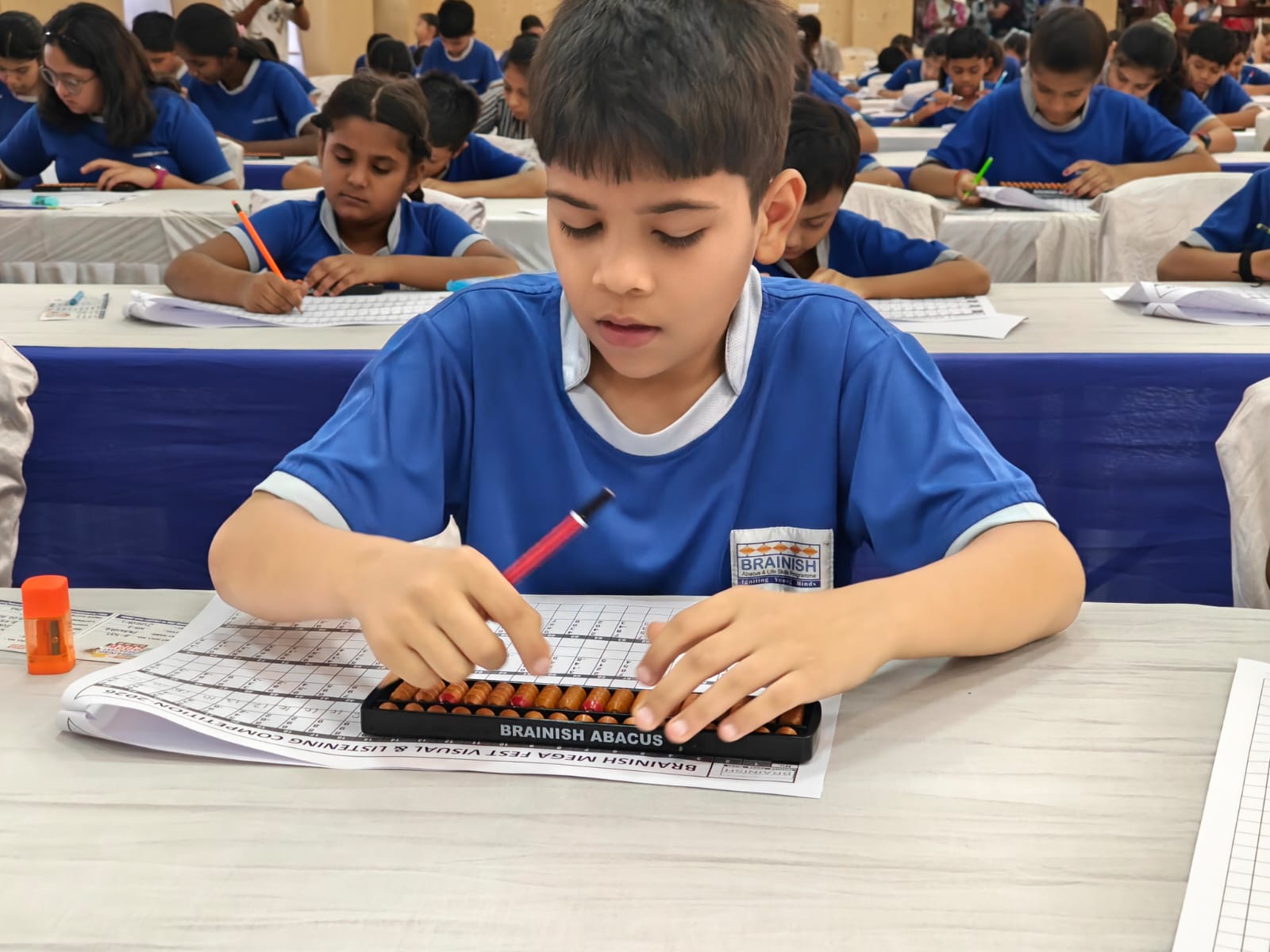 Raipur children showed the power of 'Human Calculator', Shailendra Nagar children hoisted the flag of success in Brainish Abacus Megafest, Vedika Sundarani, Aaradhya Chauhan became 'Champions', Master Trainer of Brainish Abacus Mrs. Deepa Shukla and Trainer Mrs. Sapna Rathore, Chhattisgarh, Khabargali