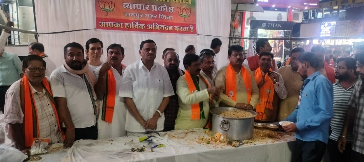 The charm of 'Modi Magic', Raipur BJP Business Cell celebrated victory on the huge victory in Bengal-Assam, distributed 'Jhalmuri' at Jaistambh Chowk, there was a lot of fireworks, State Coordinator Subhash Agarwal, Media Incharge Santosh Baid, Ramesh Singh Thakur, Cabinet Minister rank Sanjay Srivastava, Khabargali