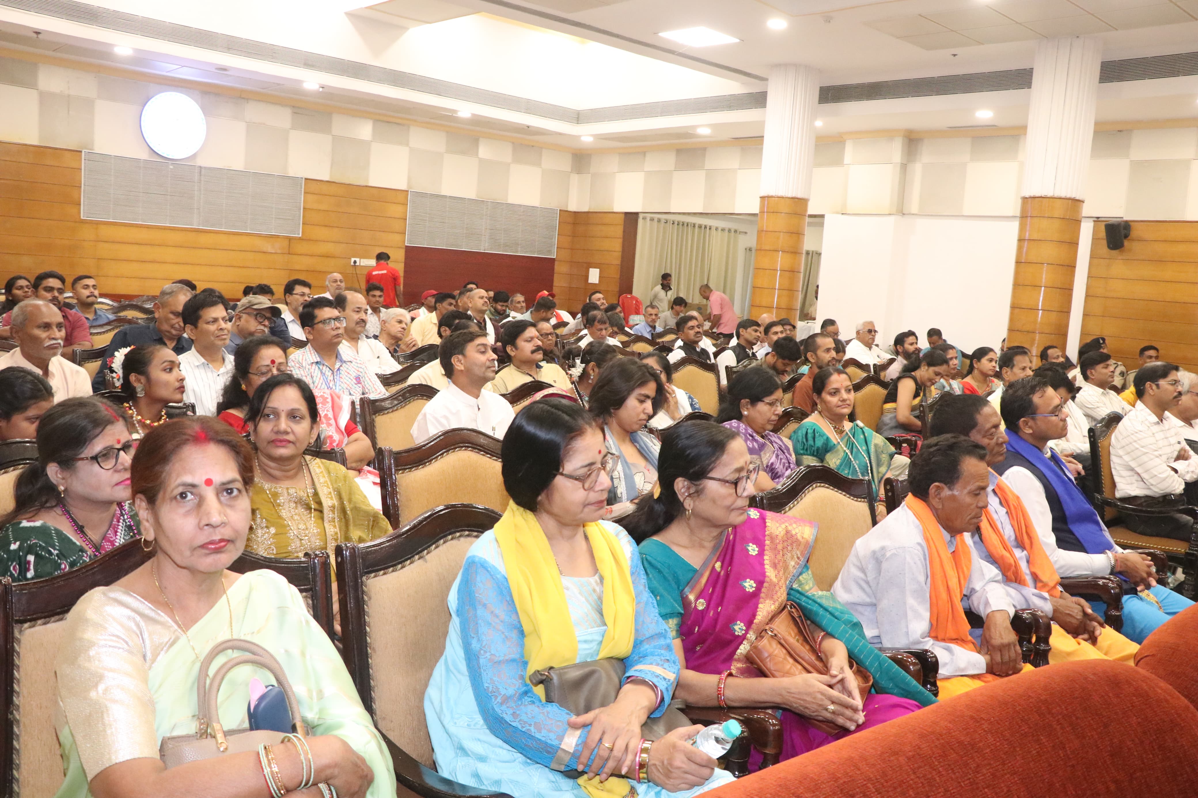Fragrance of Chhattisgarhi Literature: 8 books released in the conference of the Official Language Commission, litterateurs honoured, Secretary of the Official Language Commission Dr. Abhilasha Behar, Chairman Prabhat Mishra, senior litterateur Vijay Mishra 'Amit', Mrs. Suman Sharma Bajpai, Mr. Chandrahas Sahu honoured, Raipur, Khabargali