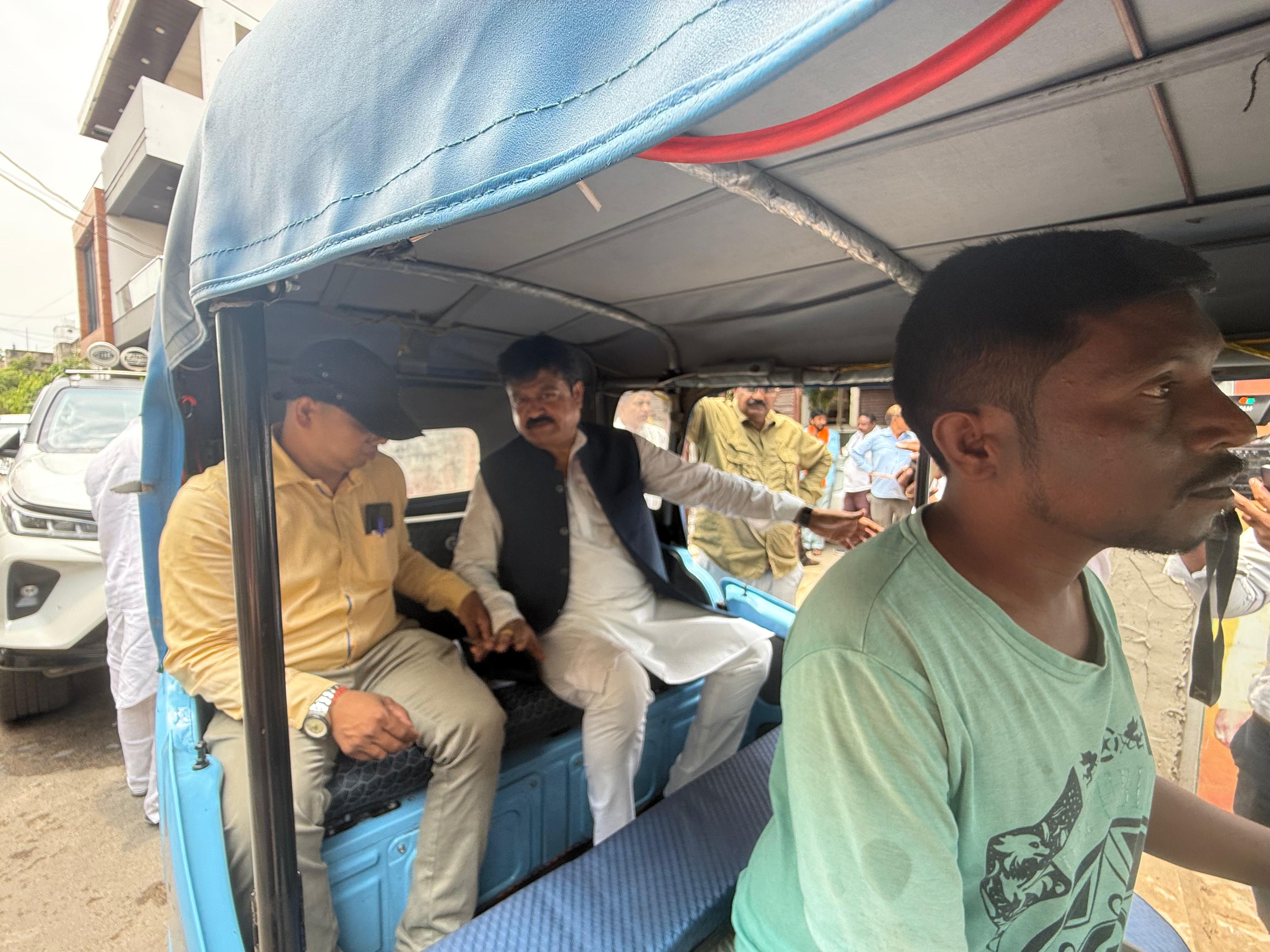 Chhattisgarh Civil Supplies Corporation Chairman Sanjay Srivastava reached Nava Raipur office by e-rickshaw, assimilated the call of Prime Minister Modi, Chhattisgarh, Khabargali