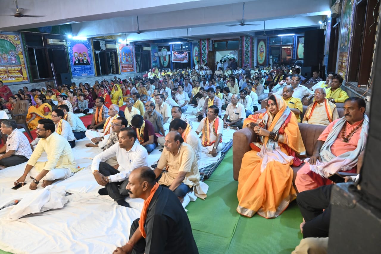 A wave of devotion in Raipur: Devotees were mesmerized listening to the character of Kevat from the mouth of renowned Kathavachas and supreme cow devotee Pujya Acharya Shri Kaushik Ji Maharaj who had come from Vrindavan, three-day Lord Shri Ram and Shri Kevat character story organized in the Sri Jagannath Temple auditorium located in Gayatri Nagar under the aegis of Surabhi Janjagran Seva Samiti, coordinator Ajay Bhagat, Chhattisgarh, Khabargali