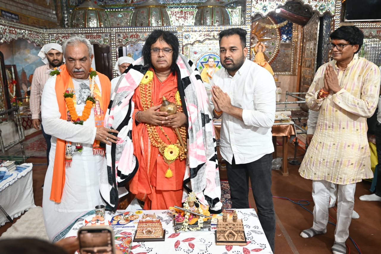 A wave of devotion in Raipur: Devotees were mesmerized listening to the character of Kevat from the mouth of renowned Kathavachas and supreme cow devotee Pujya Acharya Shri Kaushik Ji Maharaj who had come from Vrindavan, three-day Lord Shri Ram and Shri Kevat character story organized in the Sri Jagannath Temple auditorium located in Gayatri Nagar under the aegis of Surabhi Janjagran Seva Samiti, coordinator Ajay Bhagat, Chhattisgarh, Khabargali
