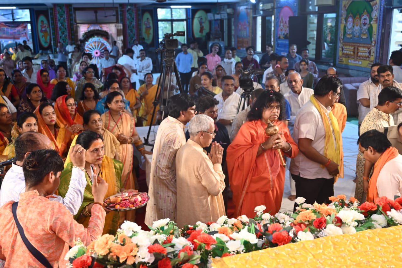 A wave of devotion in Raipur: Devotees were mesmerized listening to the character of Kevat from the mouth of renowned Kathavachas and supreme cow devotee Pujya Acharya Shri Kaushik Ji Maharaj who had come from Vrindavan, three-day Lord Shri Ram and Shri Kevat character story organized in the Sri Jagannath Temple auditorium located in Gayatri Nagar under the aegis of Surabhi Janjagran Seva Samiti, coordinator Ajay Bhagat, Chhattisgarh, Khabargali