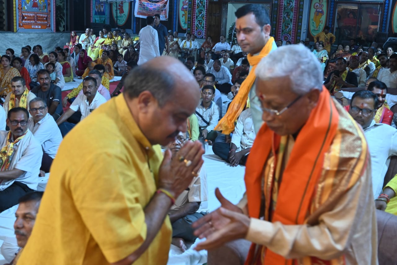 A wave of devotion in Raipur: Devotees were mesmerized listening to the character of Kevat from the mouth of renowned Kathavachas and supreme cow devotee Pujya Acharya Shri Kaushik Ji Maharaj who had come from Vrindavan, three-day Lord Shri Ram and Shri Kevat character story organized in the Sri Jagannath Temple auditorium located in Gayatri Nagar under the aegis of Surabhi Janjagran Seva Samiti, coordinator Ajay Bhagat, Chhattisgarh, Khabargali