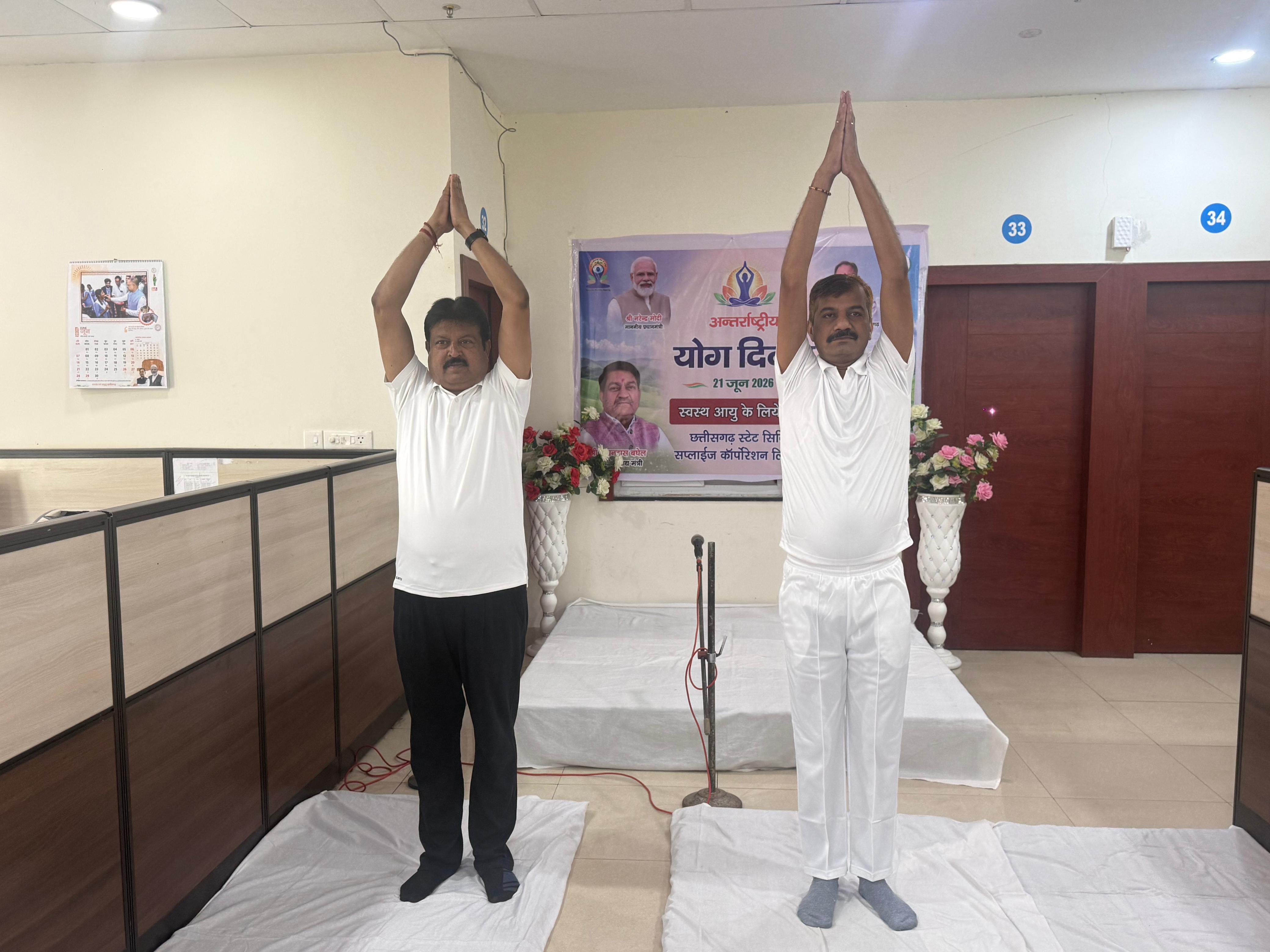 Theme 'Yoga for Healthy Ageing', Yoga is the basis of balance in life, adopt yoga for a healthy life, Sanjay Srivastava, Chairman of Civil Supplies Corporation, Yogacharya Jitendra Kumar Agarwal, Deputy AGM, NAN, Nava Raipur, Chhattisgarh, Khabargali