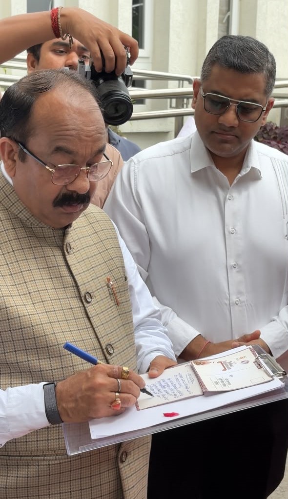 Deputy Chief Minister Arun Saw inaugurated the "Johar Jagannath" program by flagging off the wish chariot. The grand installation of Lord Jagannath and media interaction program concluded at A.T. Palace. Tilokchand Bardia Chairman, Nitin Bardia, Nikesh Bardia, Anopchand Tilokchand Jewellers Pvt. Ltd. A.T. Palace, Kotwali Chowk, Raipur Chhattisgarh, Khabargali