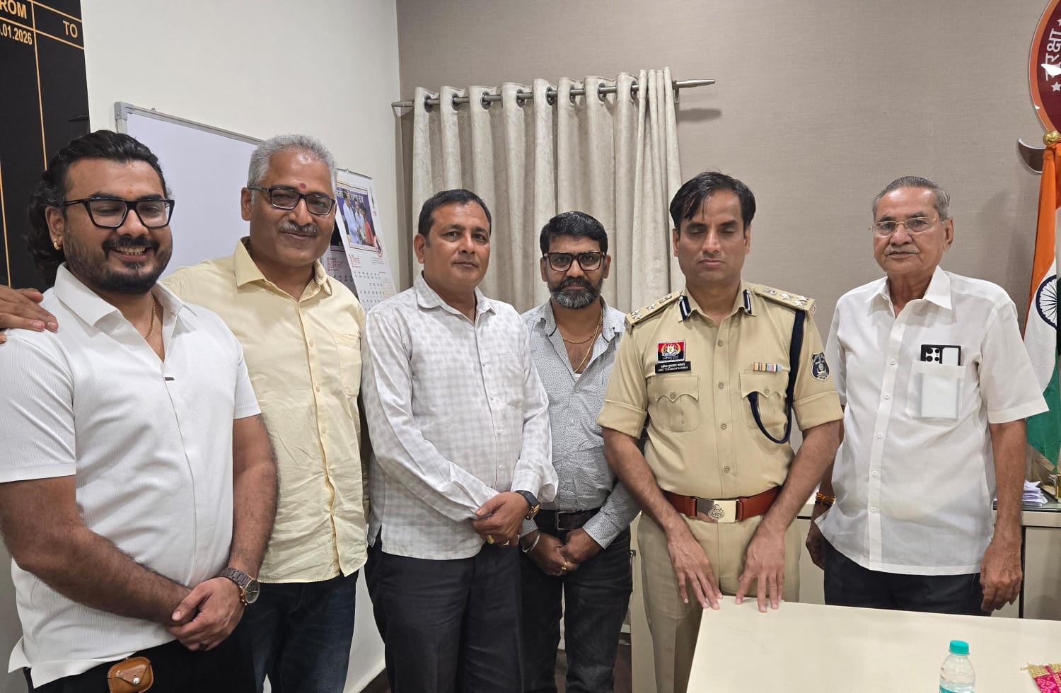 Raipur Sarafa and Silver Wholesale Association met with the Police Commissioner; expressed concern over the stalled trade due to blocked bank accounts. Police Commissioner Sanjeev Shukla, Additional Police Commissioner Amit Tukaram Kamble, Dharam Bhansali, Jitendra Golchha, Vinay Golchha, Chandra Prakash Golchha, Abhay Kothari, Chhattisgarh, Khabargali