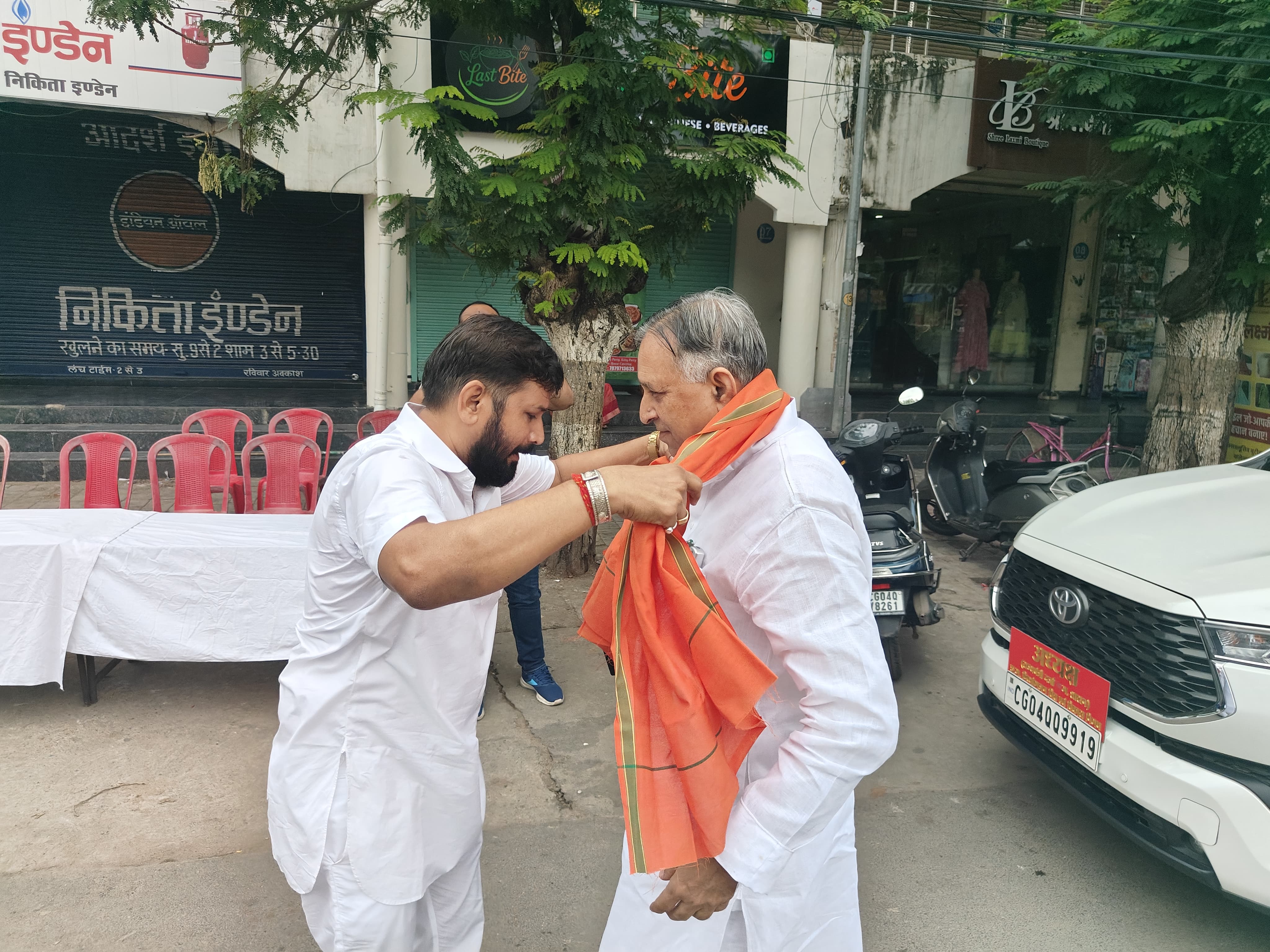PM Modi Mann Ki Baat 136th Episode: The magic of 'Mann Ki Baat' spread in Raipur, Lokesh Kavadia and Sanjay Srivastava listened to the 136th edition with the party workers, got the mantra of self-reliance and national service from 'Mann Ki Baat': Special enthusiasm was seen in Shankar Nagar Mandal of Raipur, got the mantra of self-reliance and national service from 'Mann Ki Baat': Special enthusiasm was seen in Shankar Nagar Mandal of Raipur, Khabargali