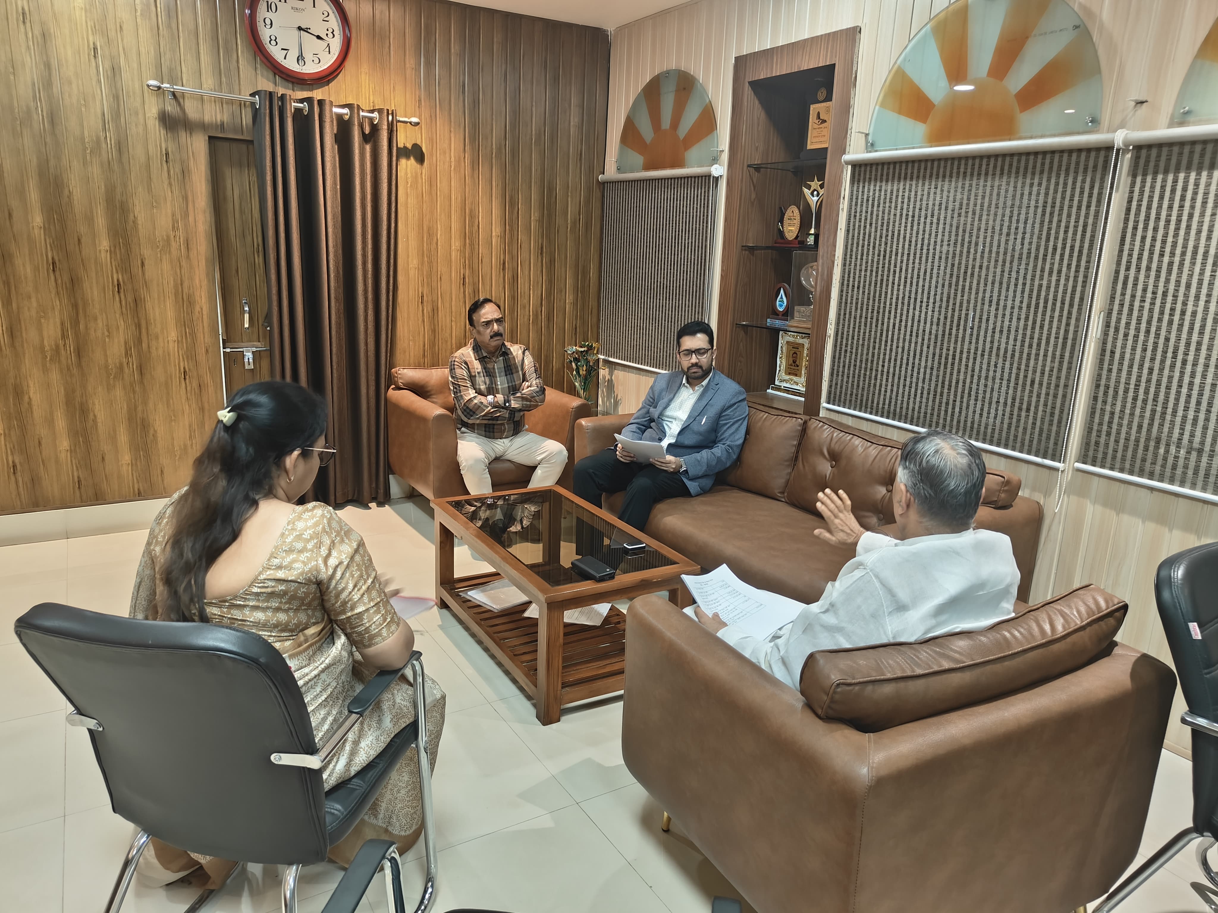 A new example of 'Atmanirbhar Chhattisgarh' for the differently-abled: Loan review meeting concluded at Mahasamund Collectorate, new momentum gained, Chhattisgarh Disabled Finance and Development Corporation Chairman Lokesh Kavadiya, Collector Vinay Kumar Langeh, Raipur, Chhattisgarh, Khabargali