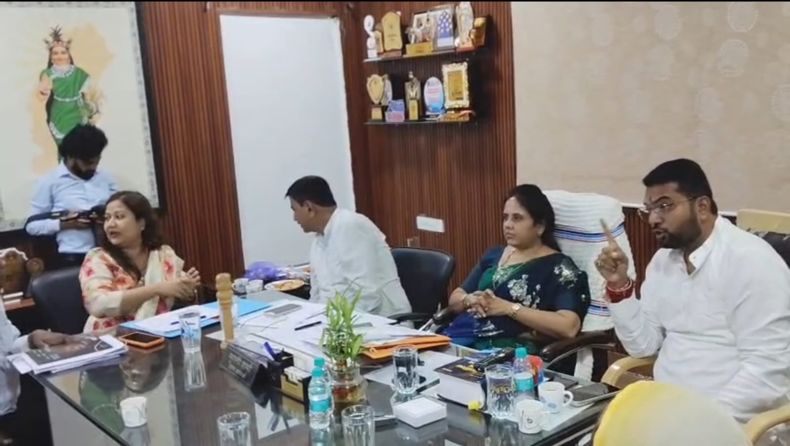 A massive uproar erupted during the Raipur Municipal Corporation Zone 4 meeting: Leader of the Opposition Akash Tiwari was enraged by officials' vague answers. Raipur, Chhattisgarh, Khabargali