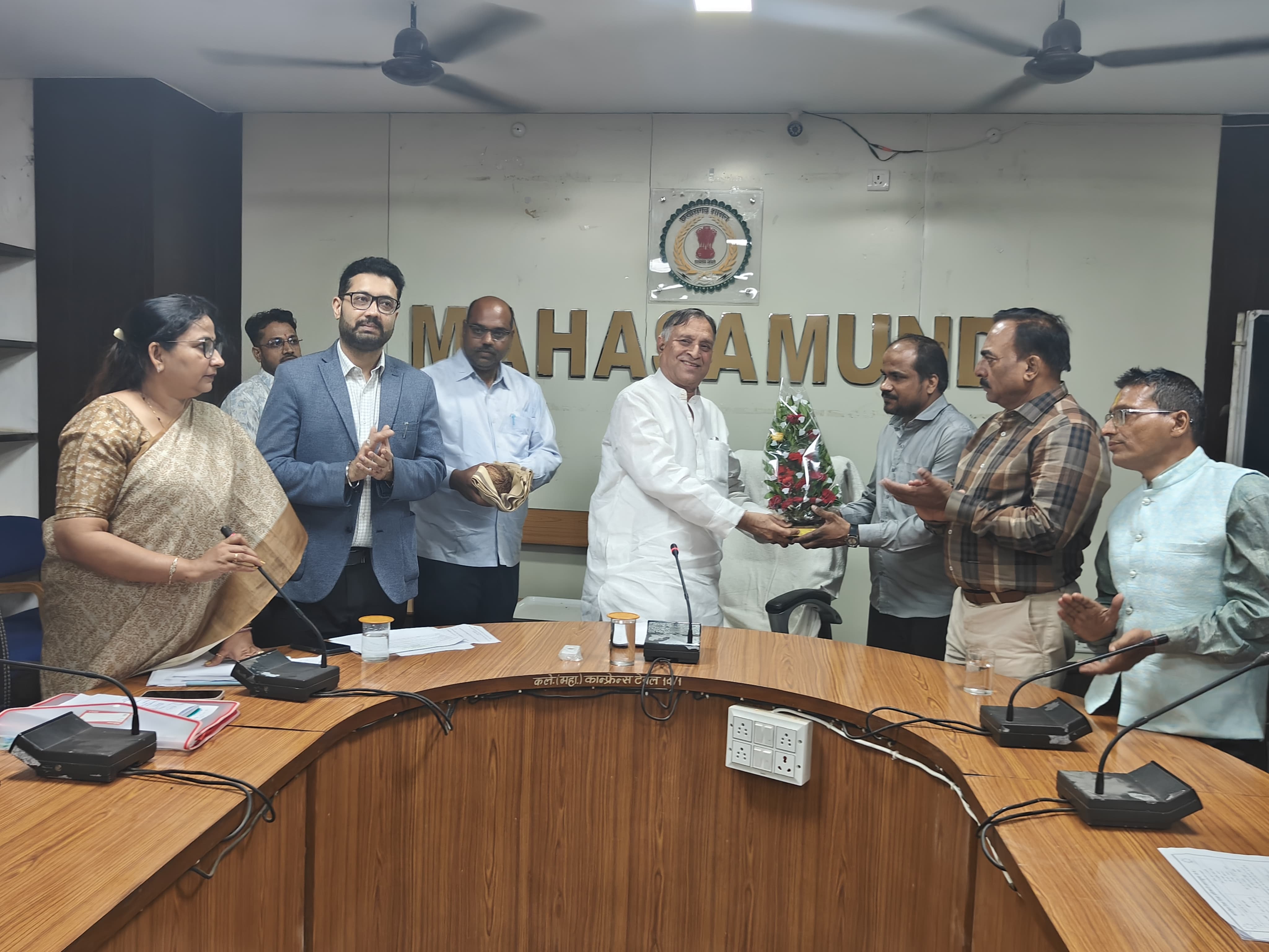Salute to the success of the disabled in Mahasamund: They set an example by repaying their loans on time, and were honored by the Corporation Chairman at the Collectorate! Mr. Lokesh Kavadia, Chairman of the Chhattisgarh Disabled Finance and Development Corporation, was present as the chief guest. Chhattisgarh, Khabargali