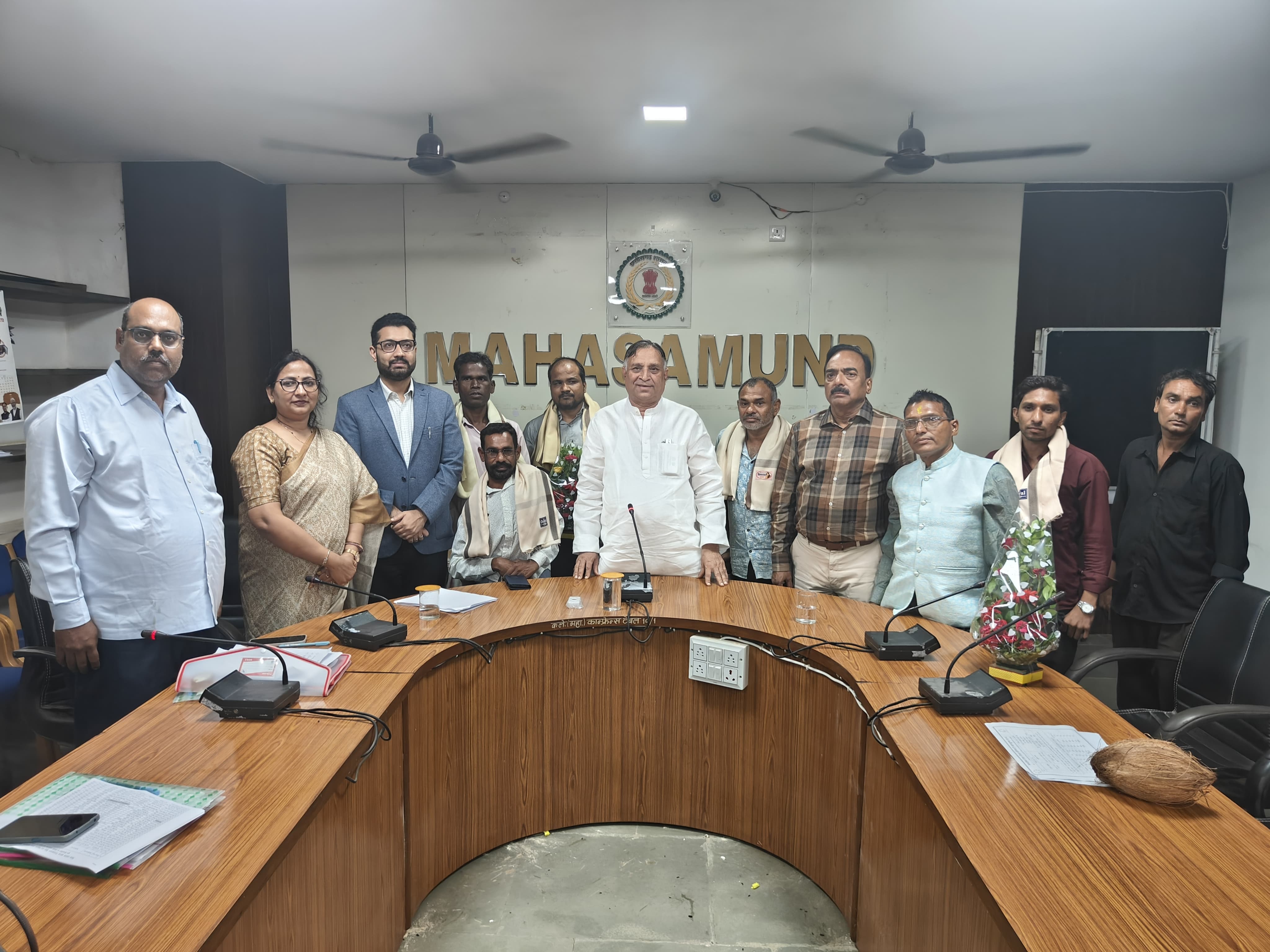 Salute to the success of the disabled in Mahasamund: They set an example by repaying their loans on time, and were honored by the Corporation Chairman at the Collectorate! Mr. Lokesh Kavadia, Chairman of the Chhattisgarh Disabled Finance and Development Corporation, was present as the chief guest. Chhattisgarh, Khabargali