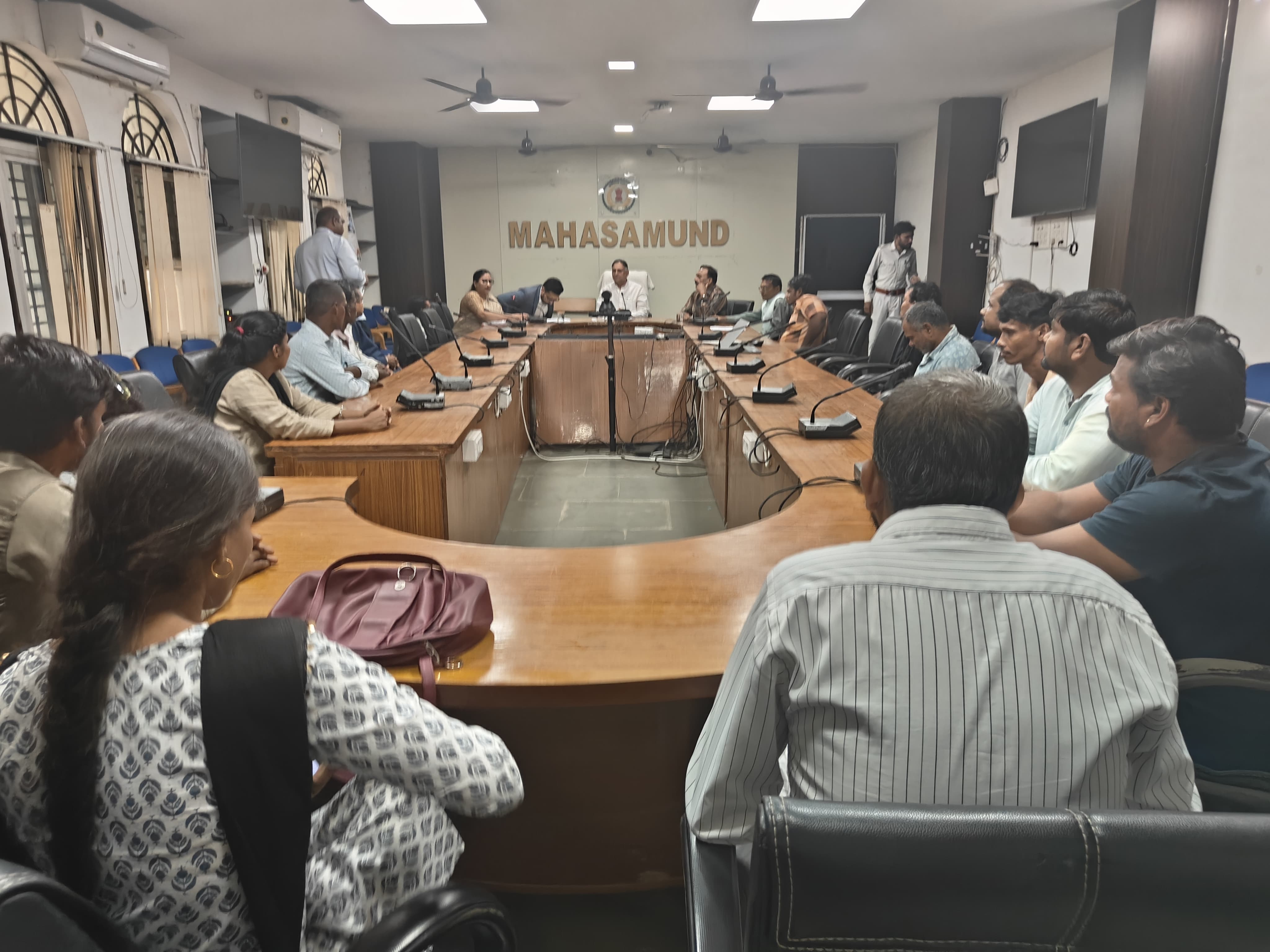 Salute to the success of the disabled in Mahasamund: They set an example by repaying their loans on time, and were honored by the Corporation Chairman at the Collectorate! Mr. Lokesh Kavadia, Chairman of the Chhattisgarh Disabled Finance and Development Corporation, was present as the chief guest. Chhattisgarh, Khabargali