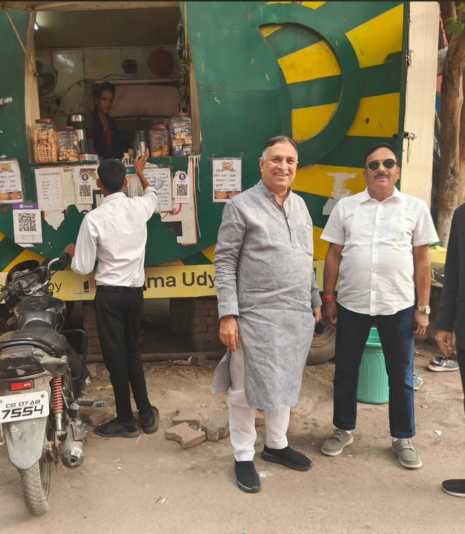 Raipur's Girja Jalakshatriya sets an example: Providing employment to 9 people through 'Tea Express' in the district court premises, defeating disability, Lokesh Kavadia, Chairman of Disabled Finance and Development Corporation, Chhattisgarh, Khabargali