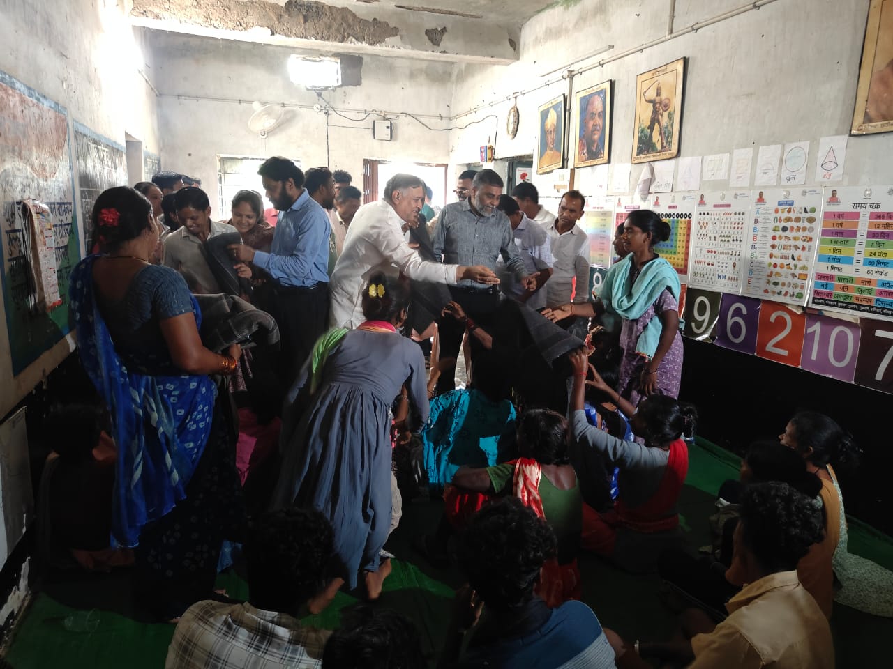Bijapur, Bhopalpatnam, Guttapara, Chandangiri, Indravati River, flood, Chhattisgarh Disabled Finance and Development Corporation Chairman Lokesh Kavadiya, relief material, Chhattisgarh, BJP, Maharashtra border, rain, flood affected families, Bijapur News, Khabargali