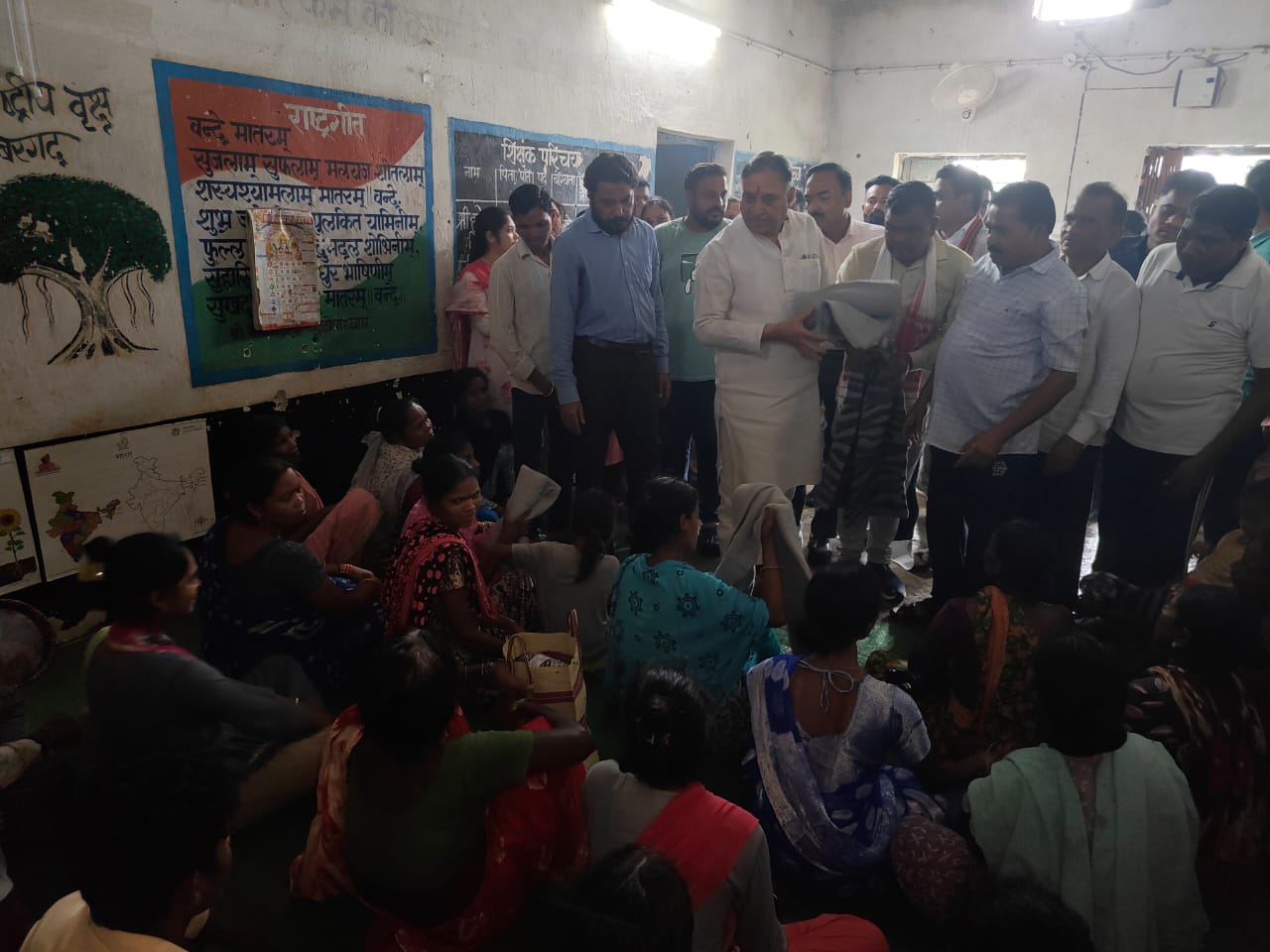 Bijapur, Bhopalpatnam, Guttapara, Chandangiri, Indravati River, flood, Chhattisgarh Disabled Finance and Development Corporation Chairman Lokesh Kavadiya, relief material, Chhattisgarh, BJP, Maharashtra border, rain, flood affected families, Bijapur News, Khabargali