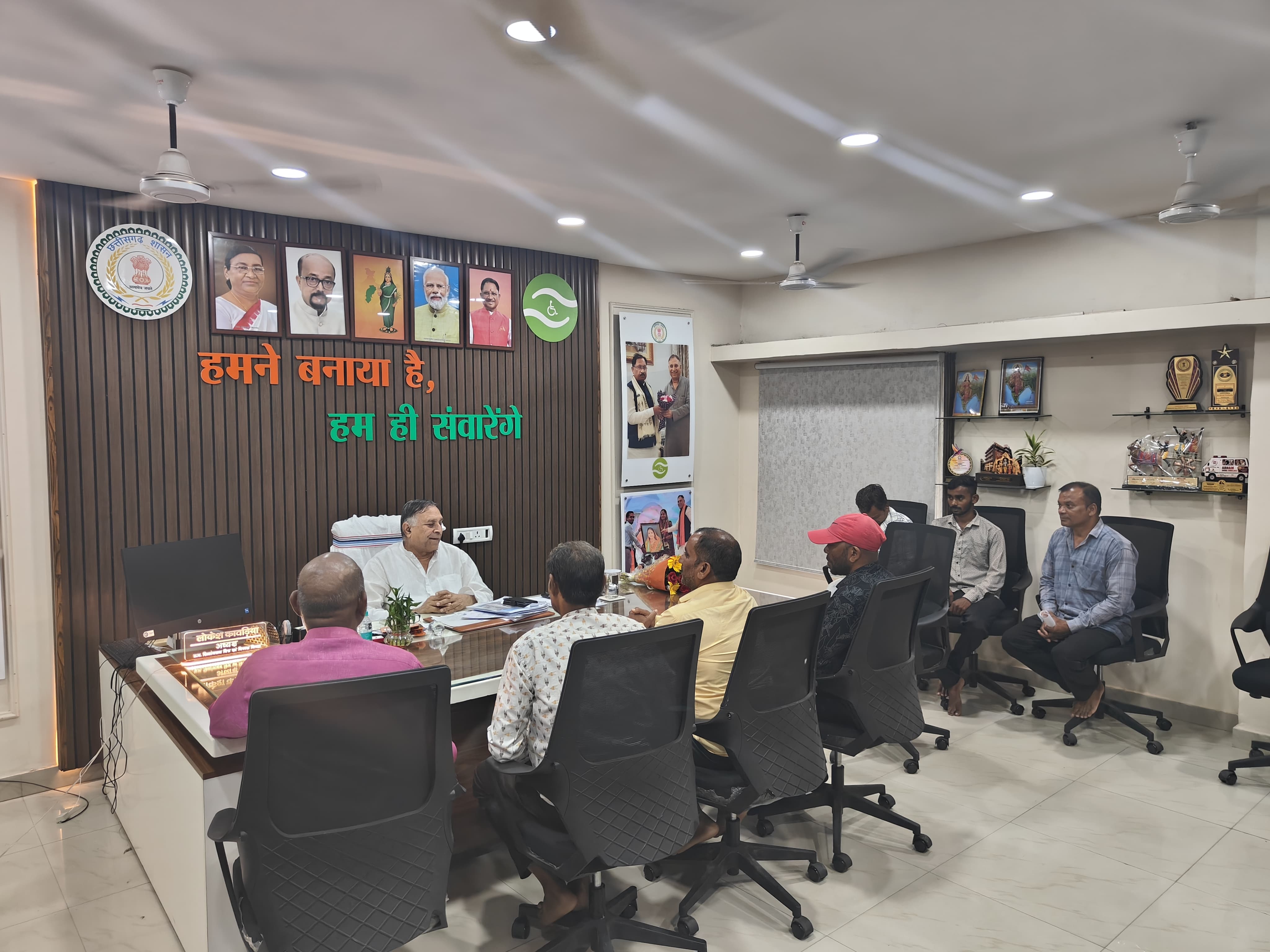 Delegation of Chhattisgarh Coolie Transport Welfare Association raised problems in the corporation office, assurance of positive initiative, Corporation Chairman Lokesh Kavadiya in the office of Chhattisgarh Disabled Finance and Development Corporation, Khabargali