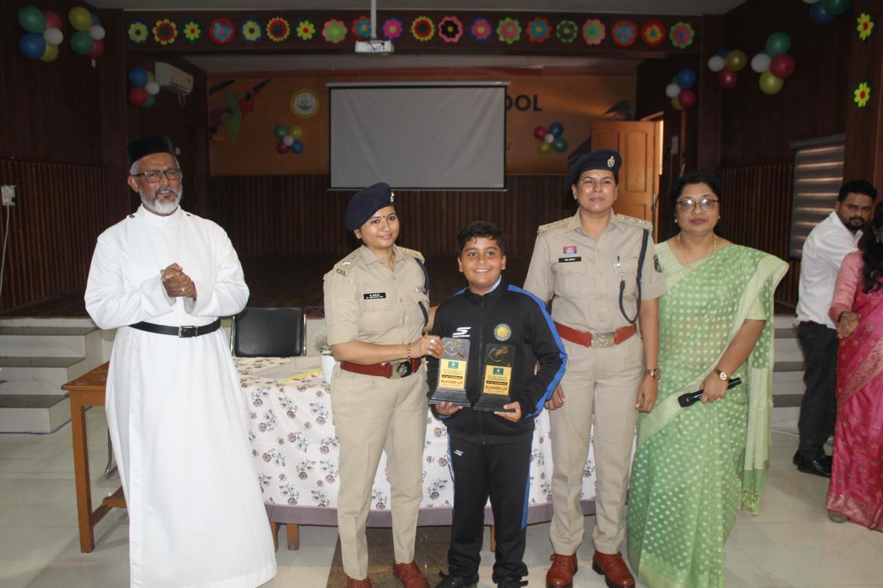 Student Union Oath Taking Ceremony at MGM Higher Secondary School, Gayatri Nagar: Traffic DCP gave leadership mantra, sports talents were honored, a unique confluence of student leadership, road safety and environmental protection, along with tree plantation drive, sports talents were also honored, Principal Dr. Leena R. Jacob welcomed the Chief Guest Dr. Archana Jha, DCP, Traffic Police, Raipur, Seema Ahirwar, ACP, Traffic Police, Vice President of School Management Father Jose Mathew, Chhattisgarh, Khabar