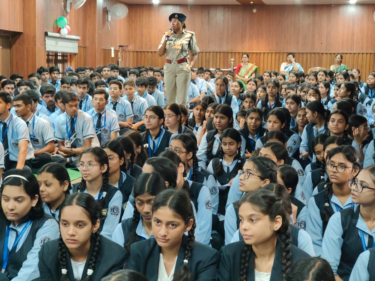 Student Union Oath Taking Ceremony at MGM Higher Secondary School, Gayatri Nagar: Traffic DCP gave leadership mantra, sports talents were honored, a unique confluence of student leadership, road safety and environmental protection, along with tree plantation drive, sports talents were also honored, Principal Dr. Leena R. Jacob welcomed the Chief Guest Dr. Archana Jha, DCP, Traffic Police, Raipur, Seema Ahirwar, ACP, Traffic Police, Vice President of School Management Father Jose Mathew, Chhattisgarh, Khabar