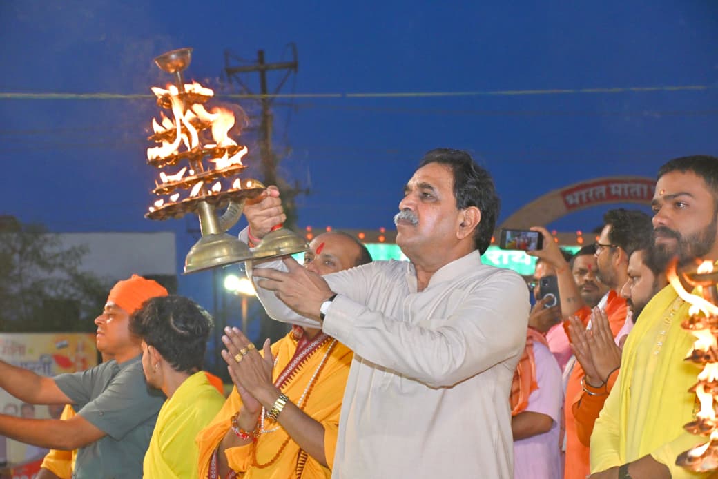A deluge of tricolours in Raipur West: Thousands gathered, Bharat Mata Chowk reverberated with the aarti of 51 lamps, a massive caravan of tricolours led by MLA and former Cabinet Minister Rajesh Munat, BJP, Chhattisgarh News, Khabargali