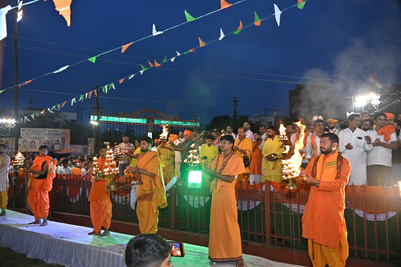 A deluge of tricolours in Raipur West: Thousands gathered, Bharat Mata Chowk reverberated with the aarti of 51 lamps, a massive caravan of tricolours led by MLA and former Cabinet Minister Rajesh Munat, BJP, Chhattisgarh News, Khabargali